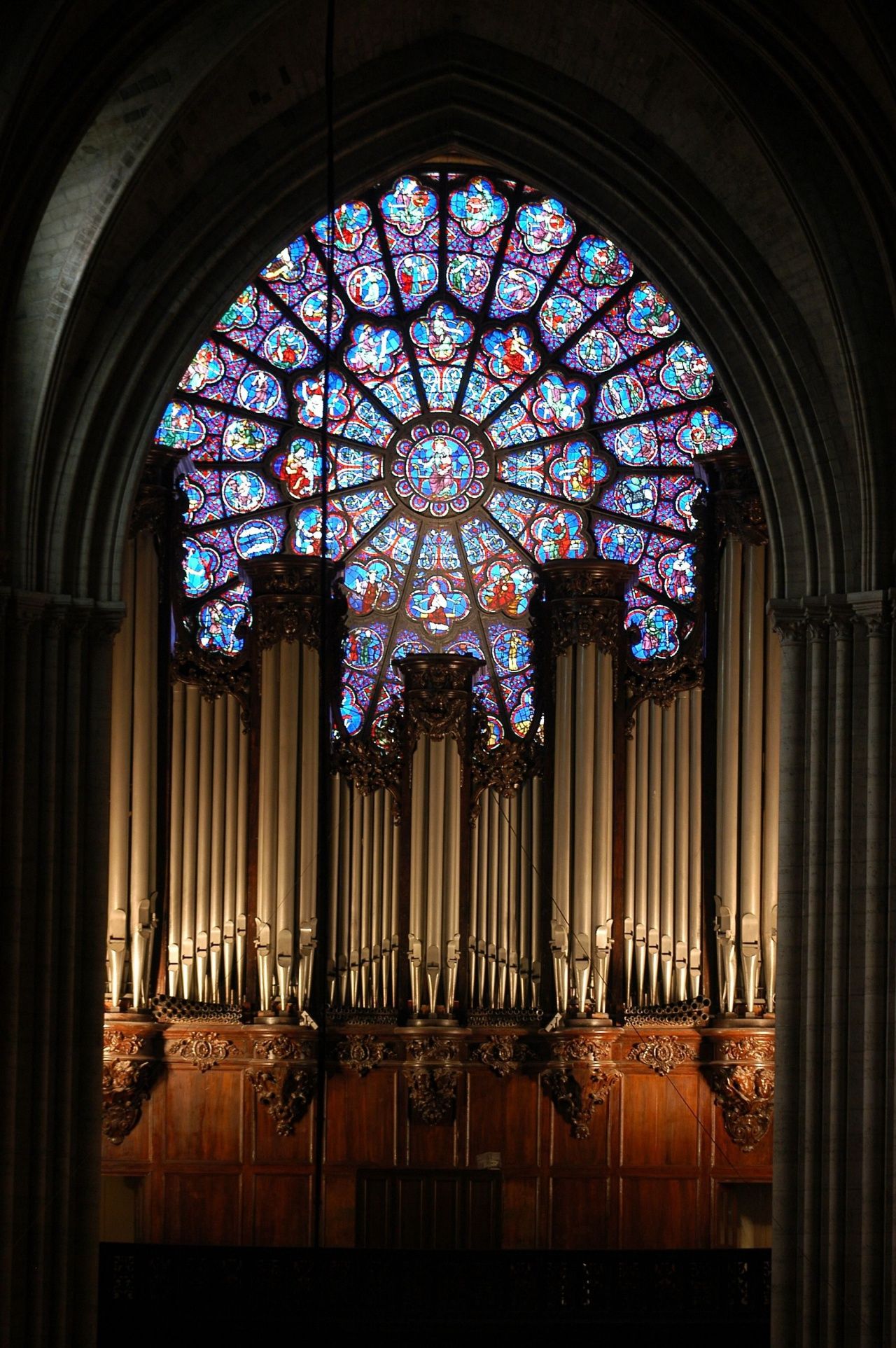 กระจกสีรูปดอกกุหลาบ