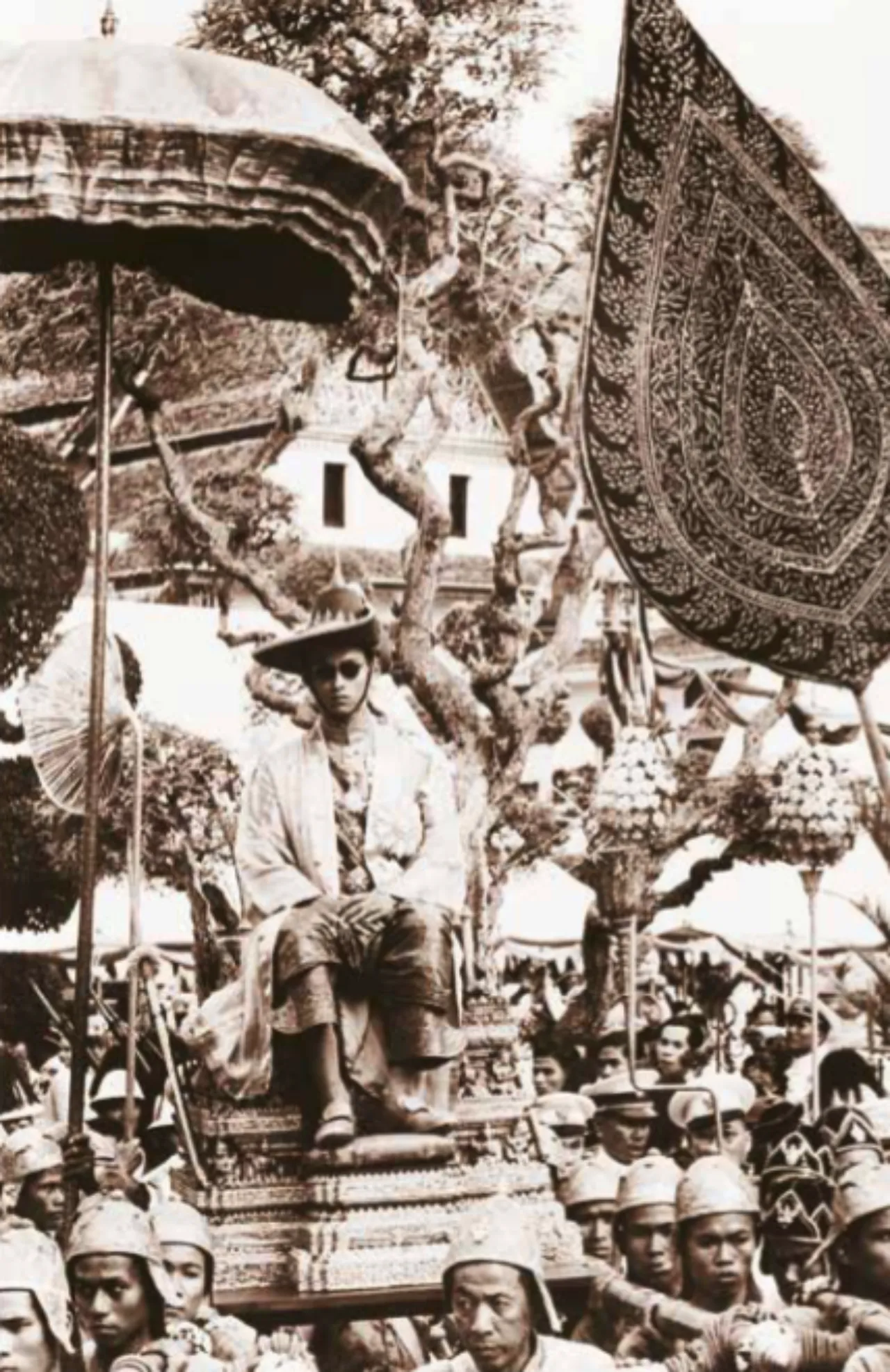 พระบาทสมเด็จพระปรมินทรมหาภูมิพลอดุลยเดช บรมนาถบพิตร ประทับพระที่นั่งราชยานพุดตานทอง เสด็จพระราชดำเนินโดยขบวนราบใหญ่ จากหน้าพระทวารเทเวศรรักษา ผ่านประตูสนามราชกิจไปยังวัดพระศรีรัตนศาสดาราม เพื่อประกาศพระองค์เป็นพุทธศาสนูปถัมภก