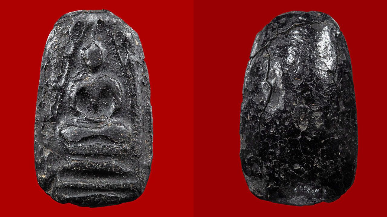 พระพิมพ์เล็บมือ เนื้อ ผงคลุกรัก หลวงพ่อเที่ยง วัดละมุดใน สมุทรสงคราม ของ เบนจมิน ท่าพระจันทร์.