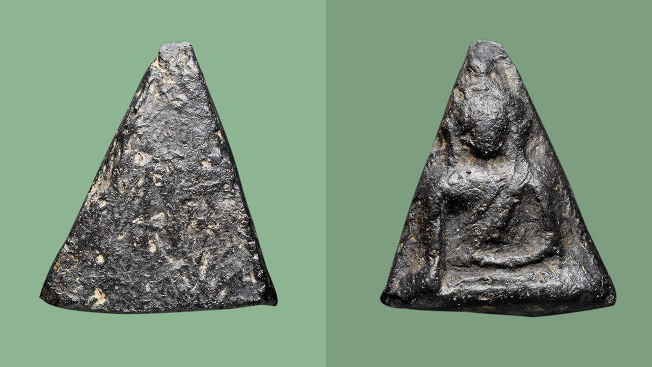 พระนางพญา พิมพ์สังฆาฏิ กรุวัดนางพญา พิษณุโลก ของ อมรศักดิ์ พงศ์พศุตม์.