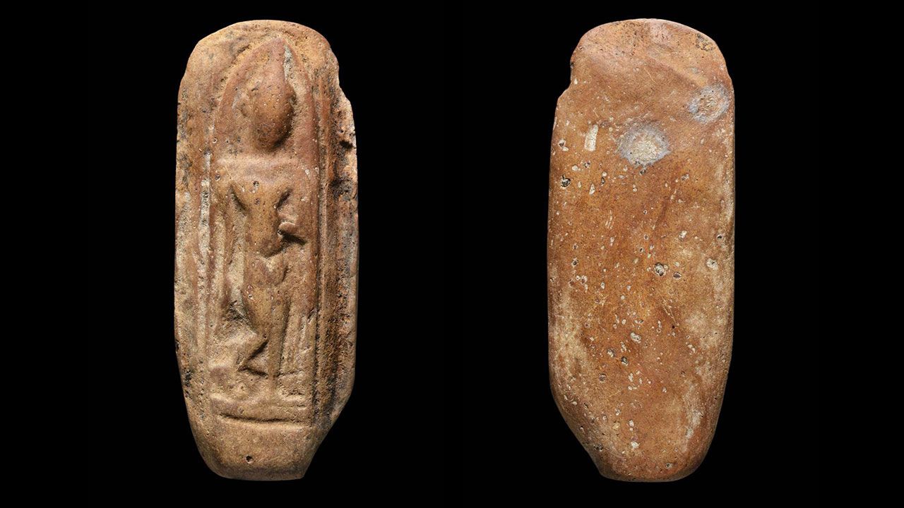 พระกำแพงลีลา เม็ดขนุน กรุลาน ทุ่งเศรษฐี กำแพงเพชร ของ พรเทพ ศรีสอ้าน.