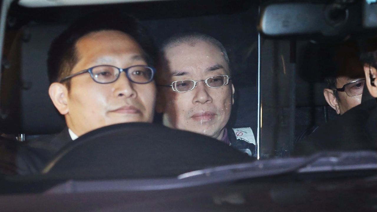 นายคาโอรุ ฮาเซงะวะ วัย 56 ปี (คนหลัง) ชายต้องสงสัยก่อเหตุวางมีดไว้ที่โต๊ะนักเรียนของเจ้าชายฮิซาฮิโตะ