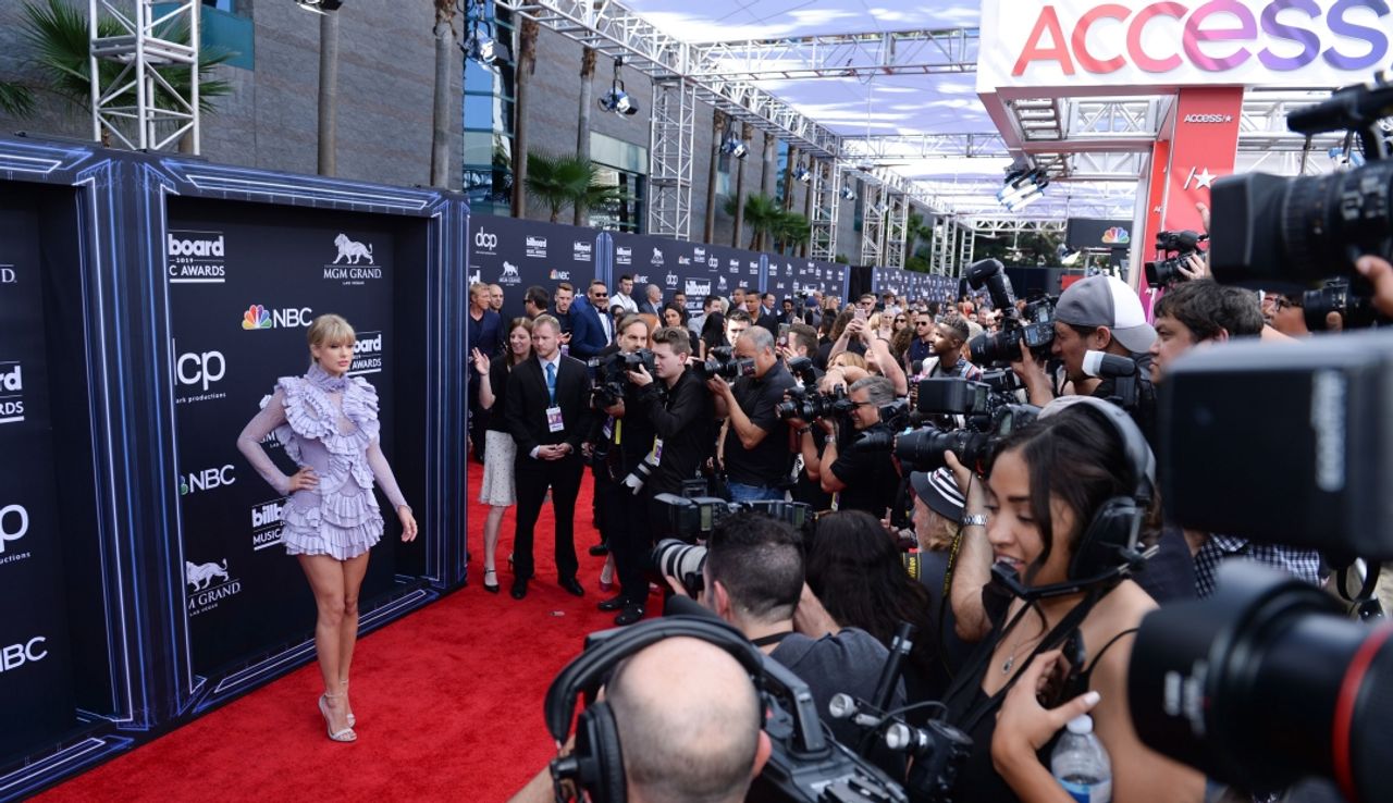 สวยจริงต้องโดนรุมมุง 