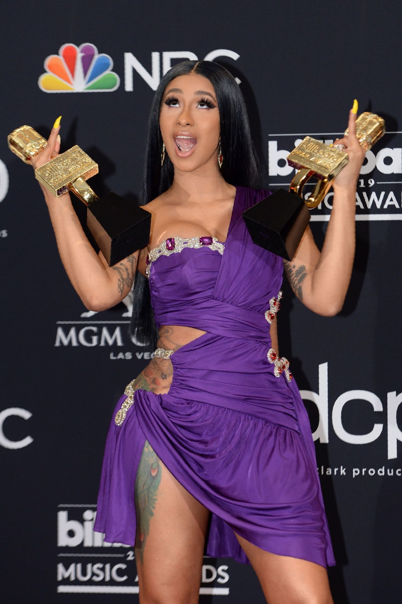 จะมาใส่ชุดเดียวซ้ำทั้งงานไม่ได้นะ นางเปลี่ยนไว คาร์ดี บี มาแบบม่วงแหวกบ้าง 