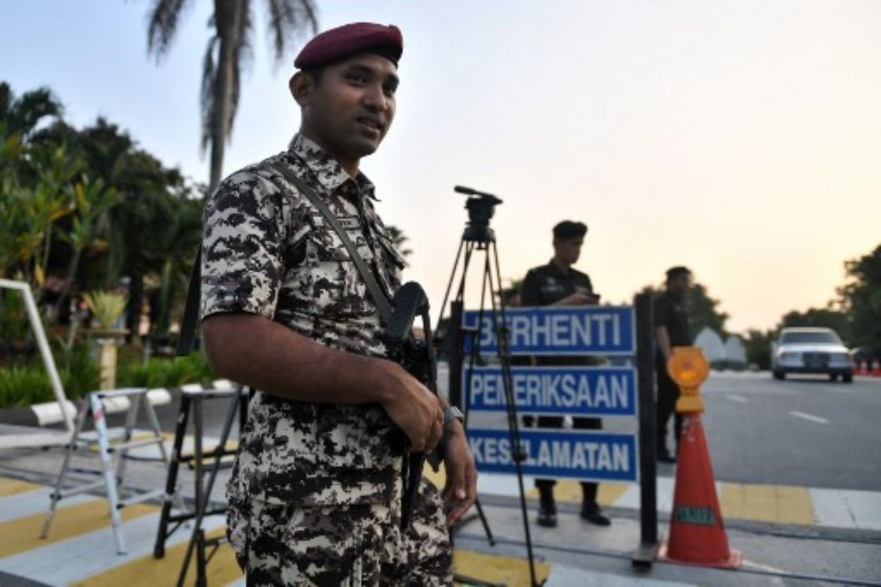 เจ้าหน้าที่รักษาความปลอดภัยของมาเลเซียยืนรักษาความปลอดภัยอยู่บริเวณด้านหน้าเรือนจำ ในเมืองคาจัง ขณะที่นางสาวดวน ถิ เฮือง จะได้รับการปล่อยตัวในวันที่3พ.ค.62