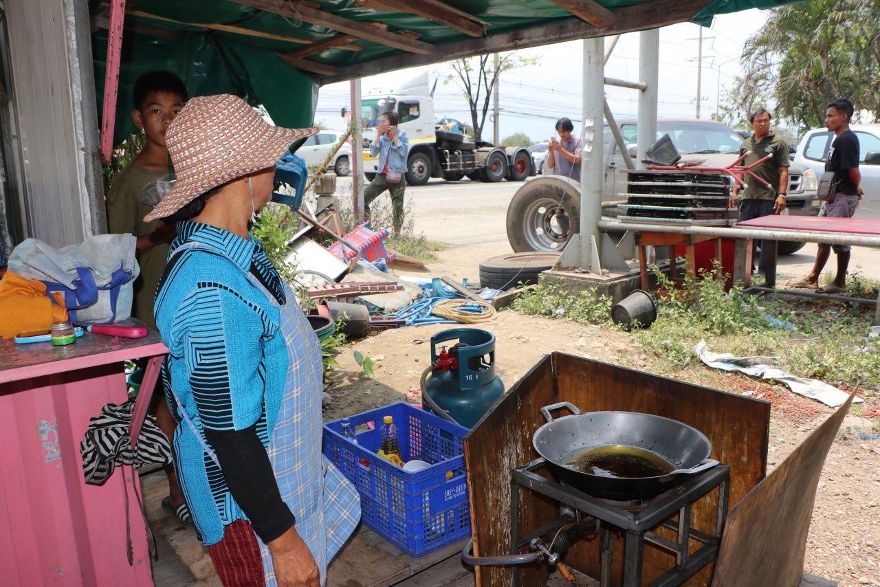 (ร้านกล้วยแขกข้างเคียง)