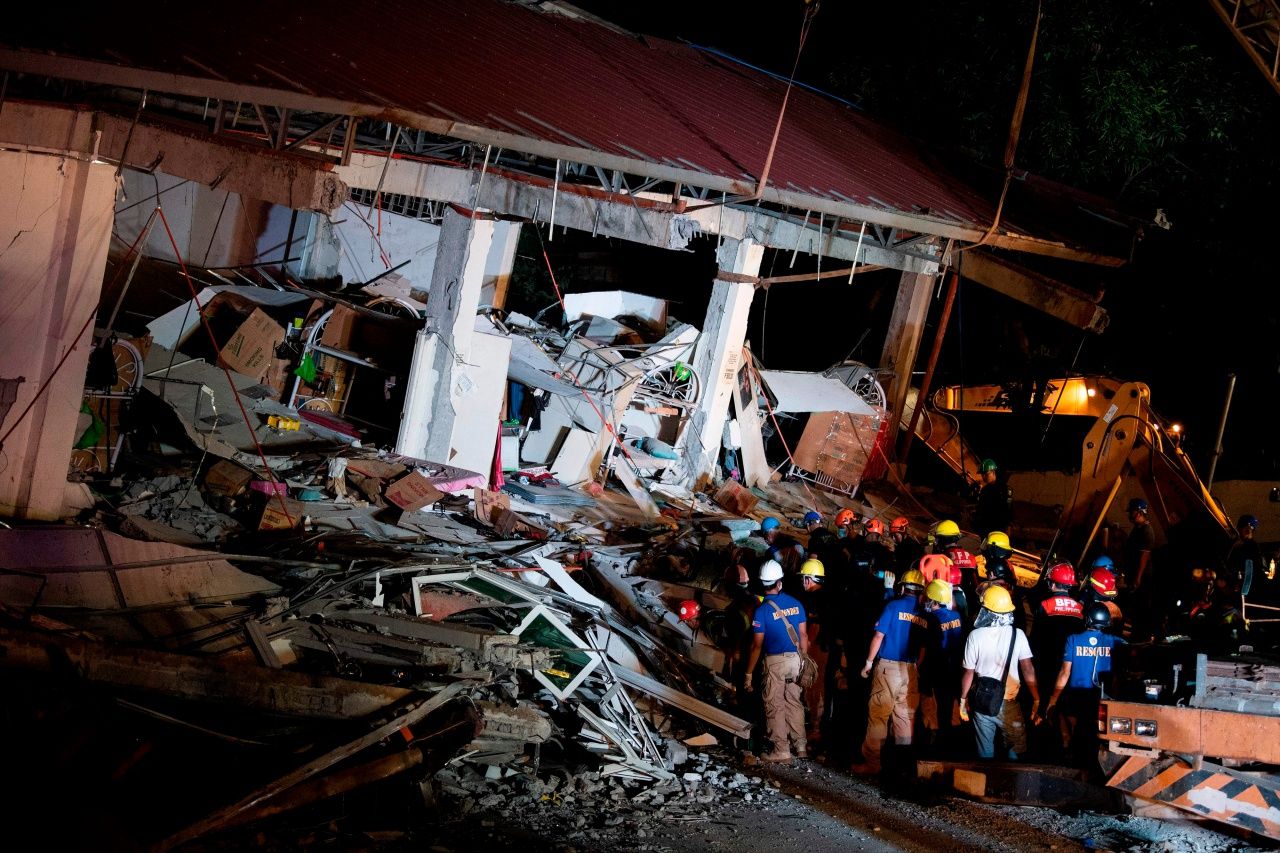หน่วยกู้ภัยพยายามค้นหาผู้รอดชีวิตในซากห้างสรรพสินค้า 