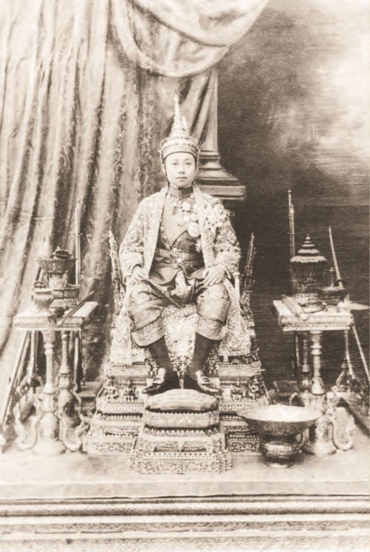 พระบาทสมเด็จพระมงกุฎเกล้าเจ้าอยู่หัว ประทับ​ “พระที่นั่งพุดตานกาญจนสิงหาสน์” ในพระราชพิธีบรมราชาภิเษกสมโภช พ.ศ 2454 โดยมีโต๊ะเคียงทอด 