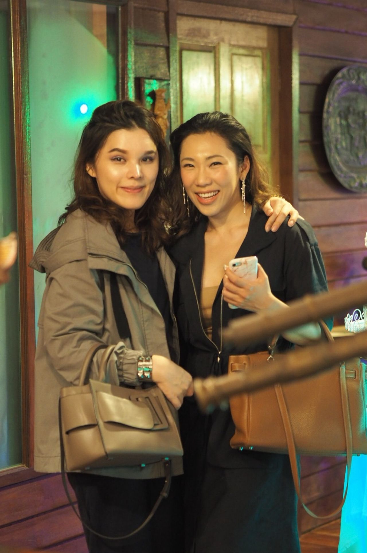 (ซ้ายมือ) เบลล์ ภาวันสินี ปริญญาวุฒิชัย