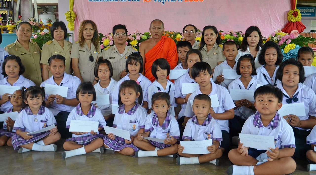 ครูจากโรงเรียนต่างๆ นำนักเรียนมาเข้ารับทุนการศึกษาจาก “หลวงพ่อแป๊ะ” กิจกรรมช่วยเหลือนักเรียนที่ขาดแคลนทุนทรัพย์ทุกปี.