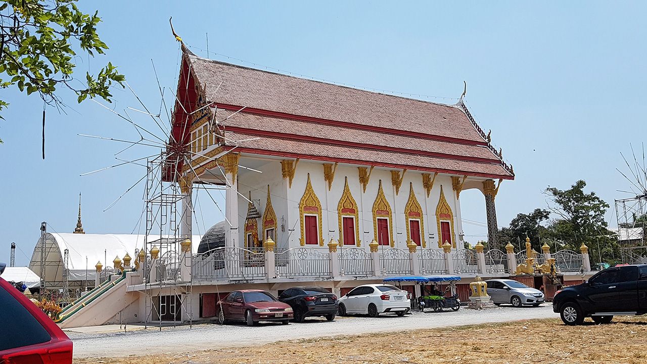 พระอุโบสถของวัดสว่างอารมณ์ ก่อสร้างตามแบบพระอุโบสถทั่วไป ไม่ได้มุ่งเน้นให้เลิศหรูราคาแพง.