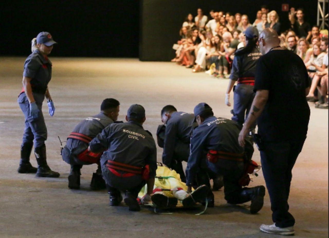 เจ้าหน้าที่ใช้แปลพานายซัวเรสลงจากเวที