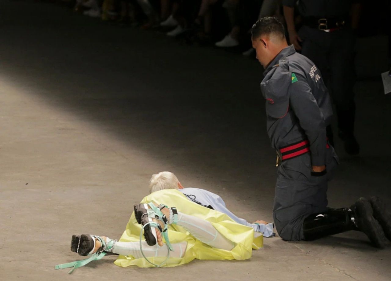 นายซัวเรสล้มลงบนพื้นเวที อาจเป็นเพราะสะดุดเชือกรองเท้า