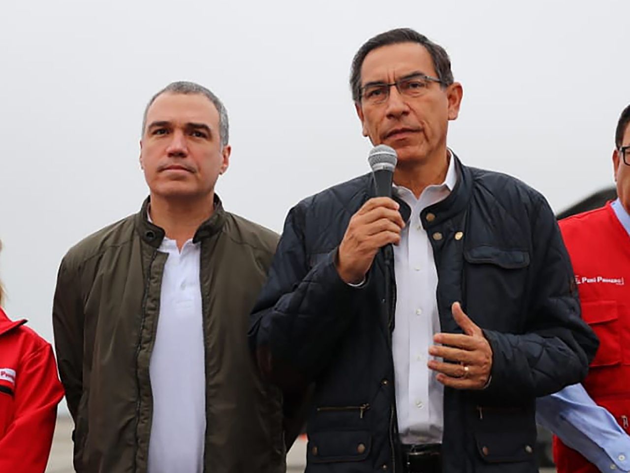 ประธานาธิบดี มาร์ติน วิซคาร์รา แห่งเปรู (ขวา)