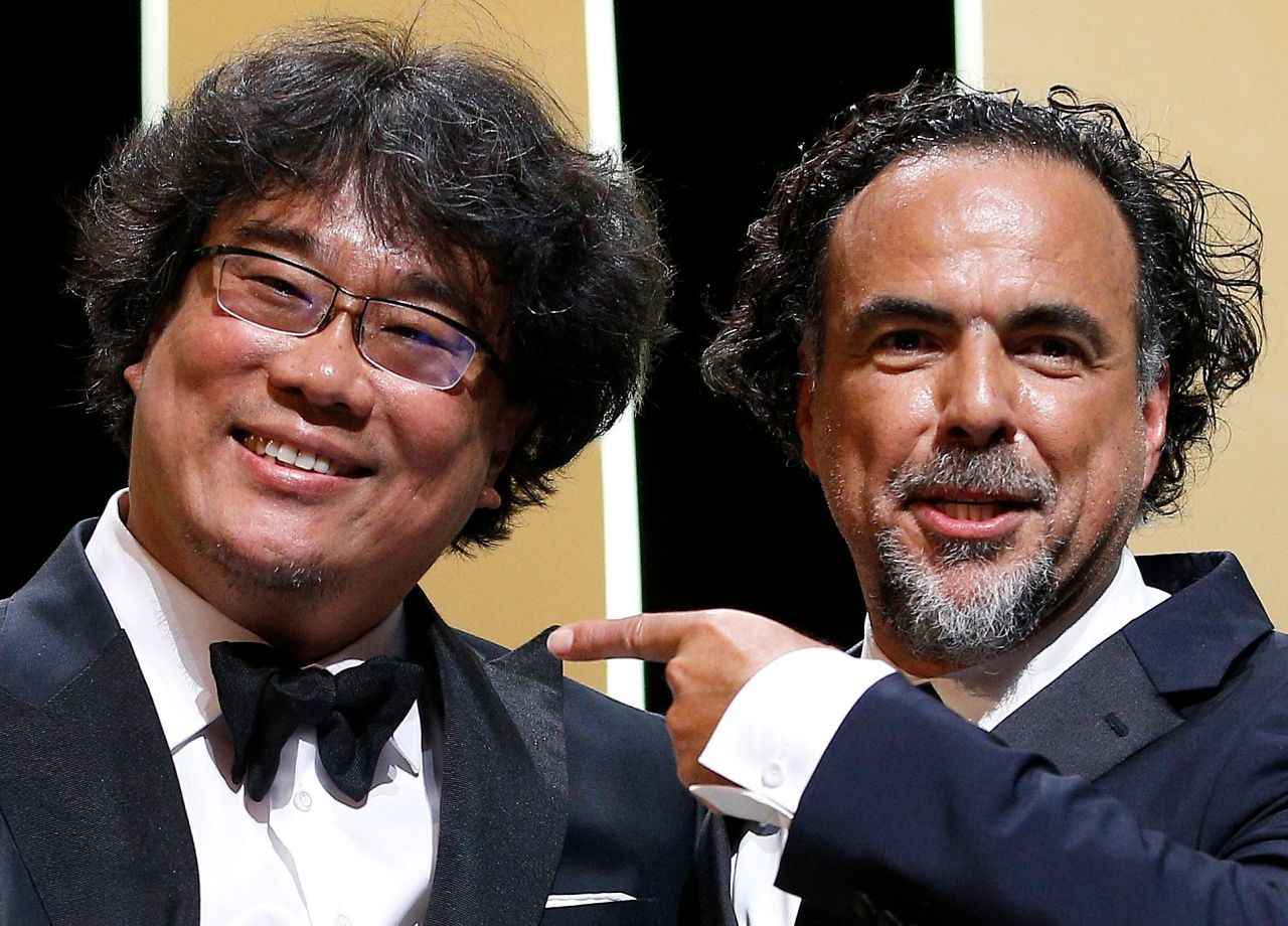  อเลฆันโดร อิญาร์ริตู ผู้กำกับฯคนดัง (ขวา) ชื่นชม บง จุนโฮ ผู้กำกับฯภาพยนตร์เรื่องปรสิต คว้ารางวัลภาพยนตร์ยอดเยี่ยม ในเทศกาลหนังเมืองคานส์ ที่ฝรั่งเศส เมื่อ 25พ.ค.62