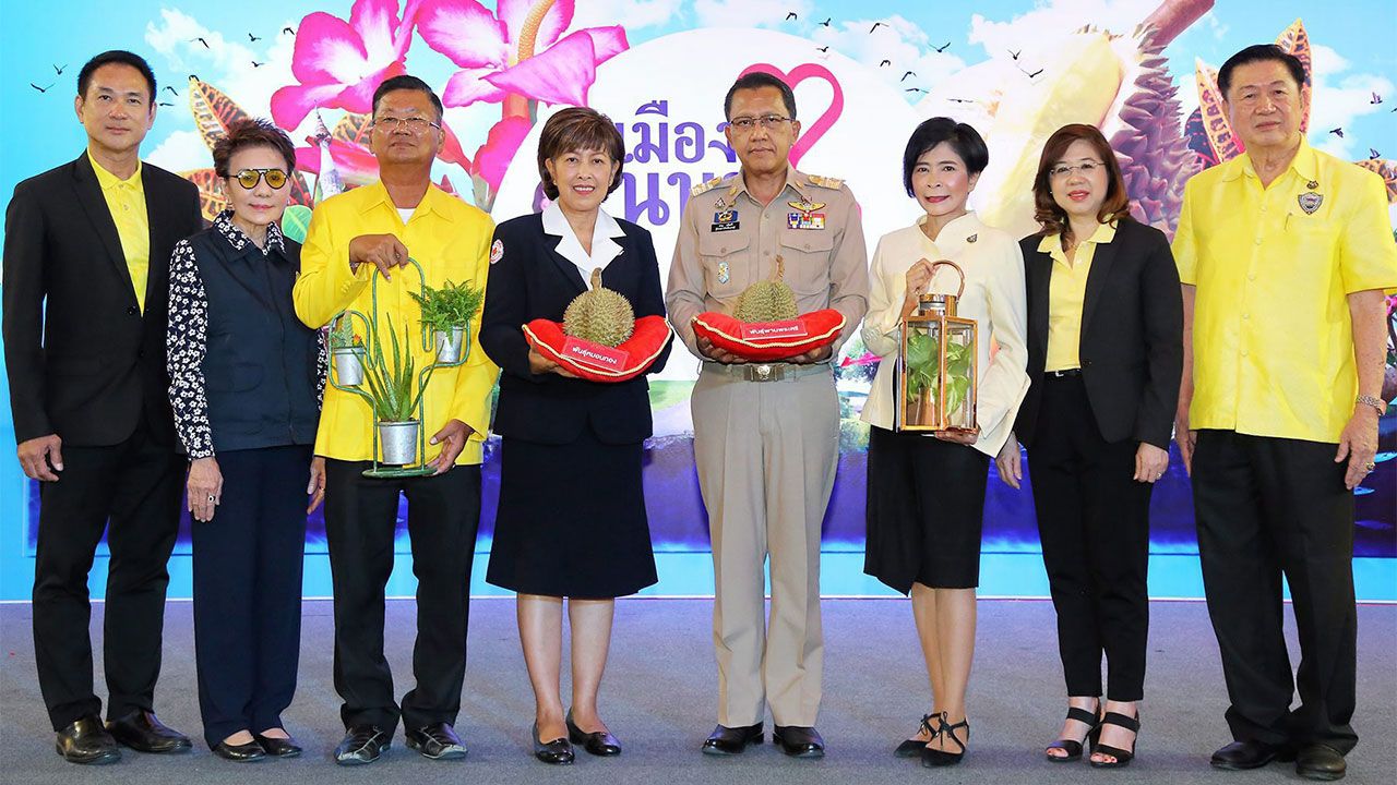 อย่าพลาด ภานุ แย้มศรี ผวจ.นนทบุรี แถลงข่าวการจัด “เมืองนนท์ร่วมใจ สานพลังประชารัฐ 2562” งานจำหน่ายสินค้าชุมชนคุณภาพของ จ.นนทบุรี ระหว่าง 30 พ.ค.-17 มิ.ย. โดยมี รุจิเรศ นีรปัทมะ และ สุรสีห์ ศรีอินทร์สุทธิ์ มาร่วมงานด้วย ที่เซ็นทรัลพลาซา เวสต์เกต วันก่อน.