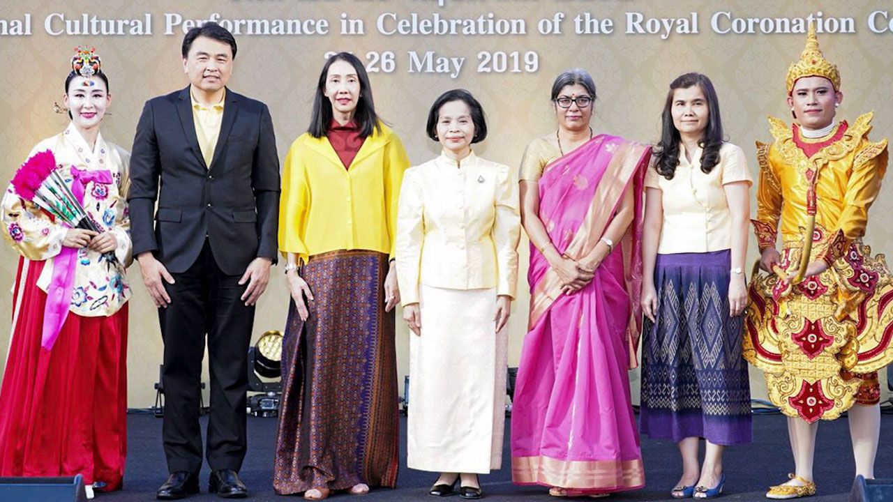 เทิดพระเกียรติ ศิริพรรณ ทองเจิม และ กุลสิรี อรรถจินดา จัดงาน มหกรรมวัฒนธรรมนานาชาติเฉลิมราชย์องค์ราชัน เนื่องในโอกาสมหามงคลพระราชพิธีบรมราชาภิเษก โดยมี สุจิตรา ดูไร, ไพรัช วิเศษศิริลักษณ์ และ ยุถิกา อิศรางกูร ณ อยุธยา มาร่วมงานด้วย ที่ไอคอนสยาม วันก่อน.