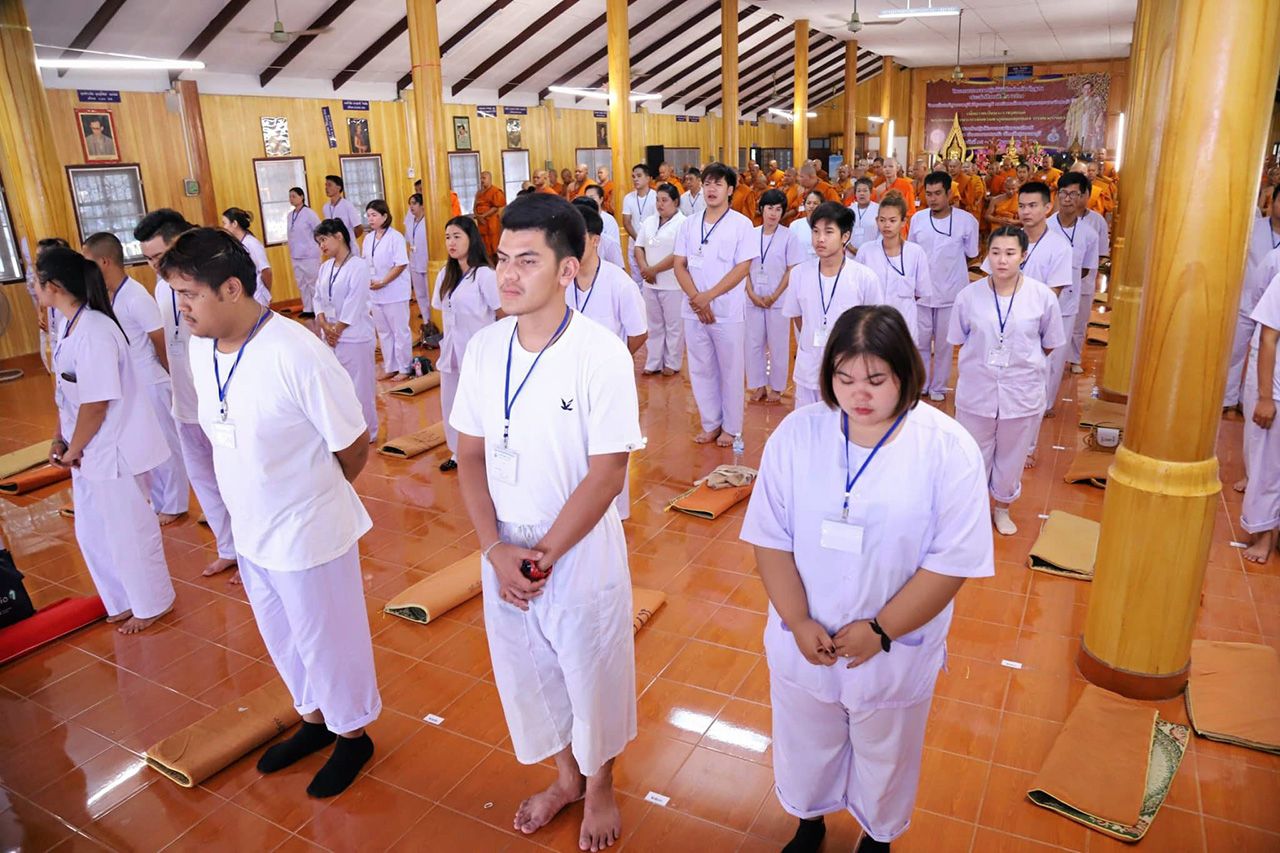 ฆราวาสที่เป็นนักศึกษา มาศึกษาที่วิทยาลัยสงฆ์สุพรรณบุรีศรีสุวรรณภูมิ เข้าคอร์สปฏิบัติธรรม ในวิชาบังคับเช่นเดียวกับพระสงฆ์.