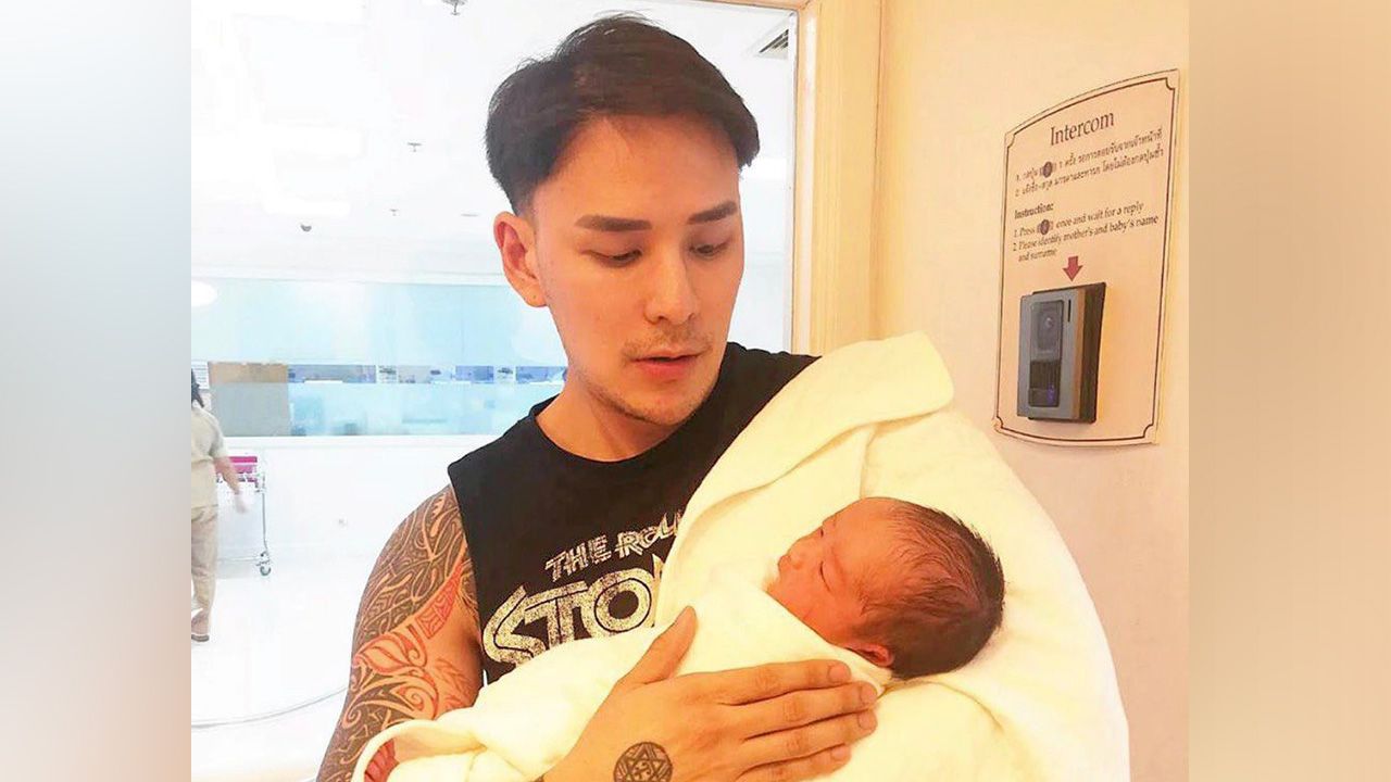 ผู้ชาย “เจ้าชู้” จะรักลูกมากนี่เรื่องจริง แทค–ภรัณยู เวลาอยู่กับลูกชาย ภารัน อารมณ์พ่อมาเต็ม โพสต์สัญญา “พ่อจะเป็นพ่อที่ดีเพื่อลูกให้ได้” ซึ้งอ่ะ!!