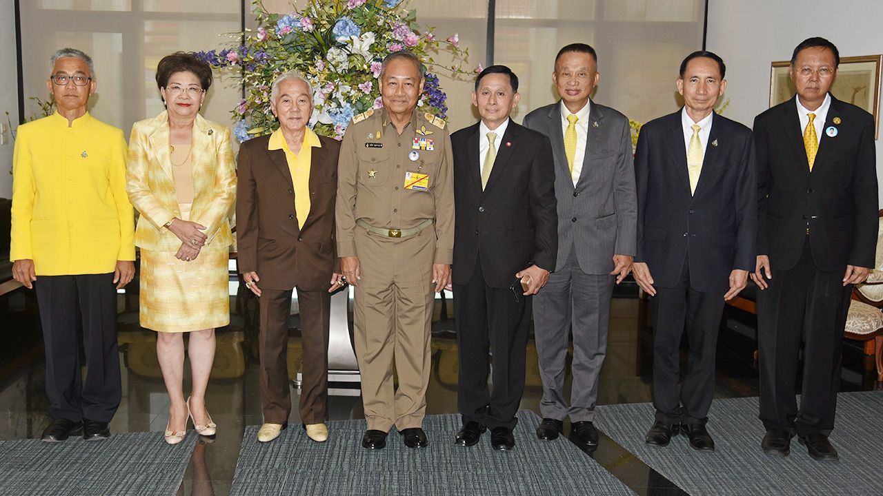 ประชุม พล.อ.อ.ชลิต พุกผาสุข องคมนตรี ประชุมคณะกรรมการจัดสร้างพระสมเด็จองค์ปฐมโดยมี สวัสดิ์ หอรุ่งเรือง, พล.ต.อ.นิสสัย บุญศิริ, อัญชลี ชวนิชย์, อภินันท์ จันทรังษี, วิทูรัช ศรีนาม และ ศ.ดร.ม.ร.ว.สุริยวุฒิ สุขสวัสดิ์ มาร่วมประชุมด้วย ที่ทำเนียบองคมนตรี วันก่อน.