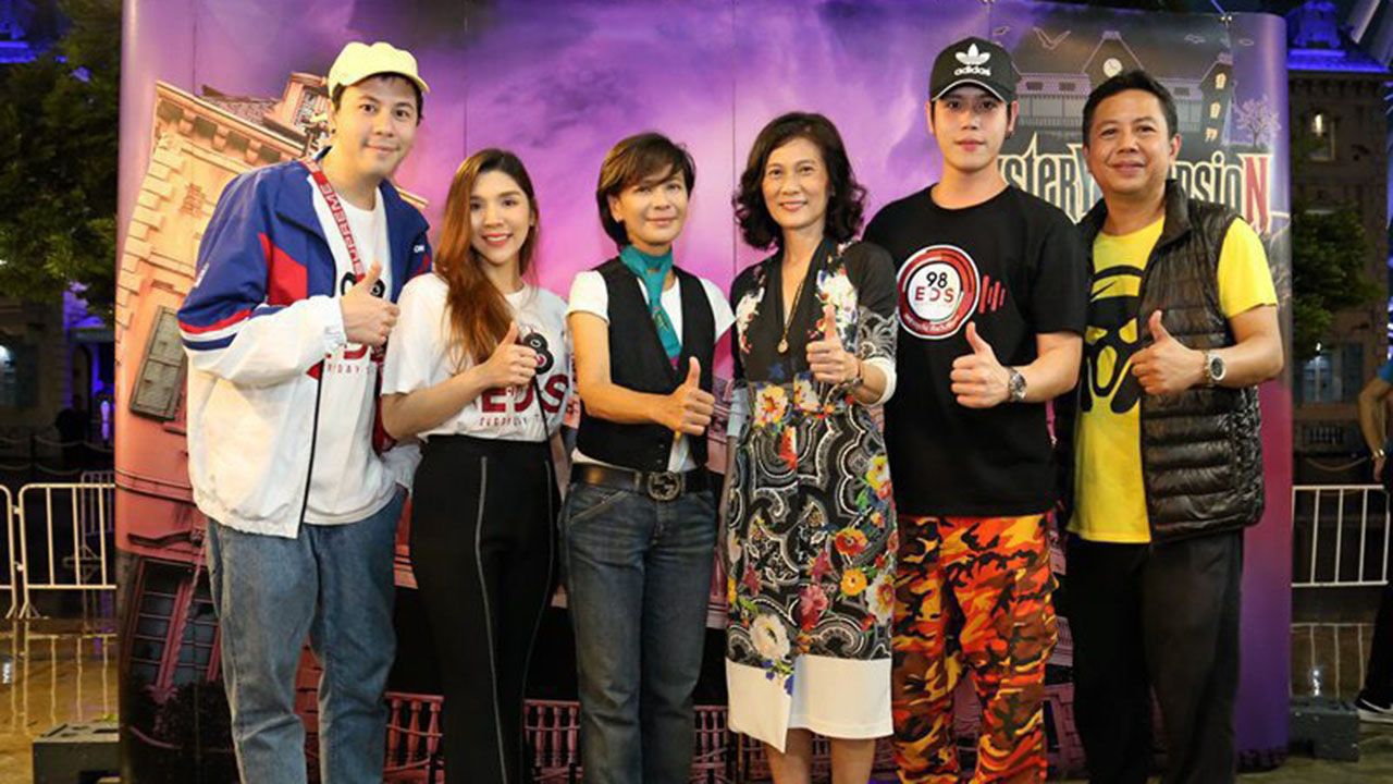 หลอนสะใจ หัทยา วงษ์กระจ่าง นำทีม ดีเจ 98 EDS ดีเจอู๋–ธีรยุทธ เธียรชัยบัณฑิต, ดีเจนิค–ถิรภัทร, ดีเจฟางข้าว–ณัชชา จิตตานนท์ พร้อมคนฟังสัมผัสความสยองกับปราสาทลึกลับ Mystery Mansion เครื่องเล่นสุดอลังการจากอิตาลีมูลค่ากว่าร้อยล้าน มี วนิดา วรรณศิริกุล บจก.เทอร์มินัล เอ็กซ์ตร้า ต้อนรับ ที่เอเชียทีคเดอะ ริเวอร์ฟรอนท์.