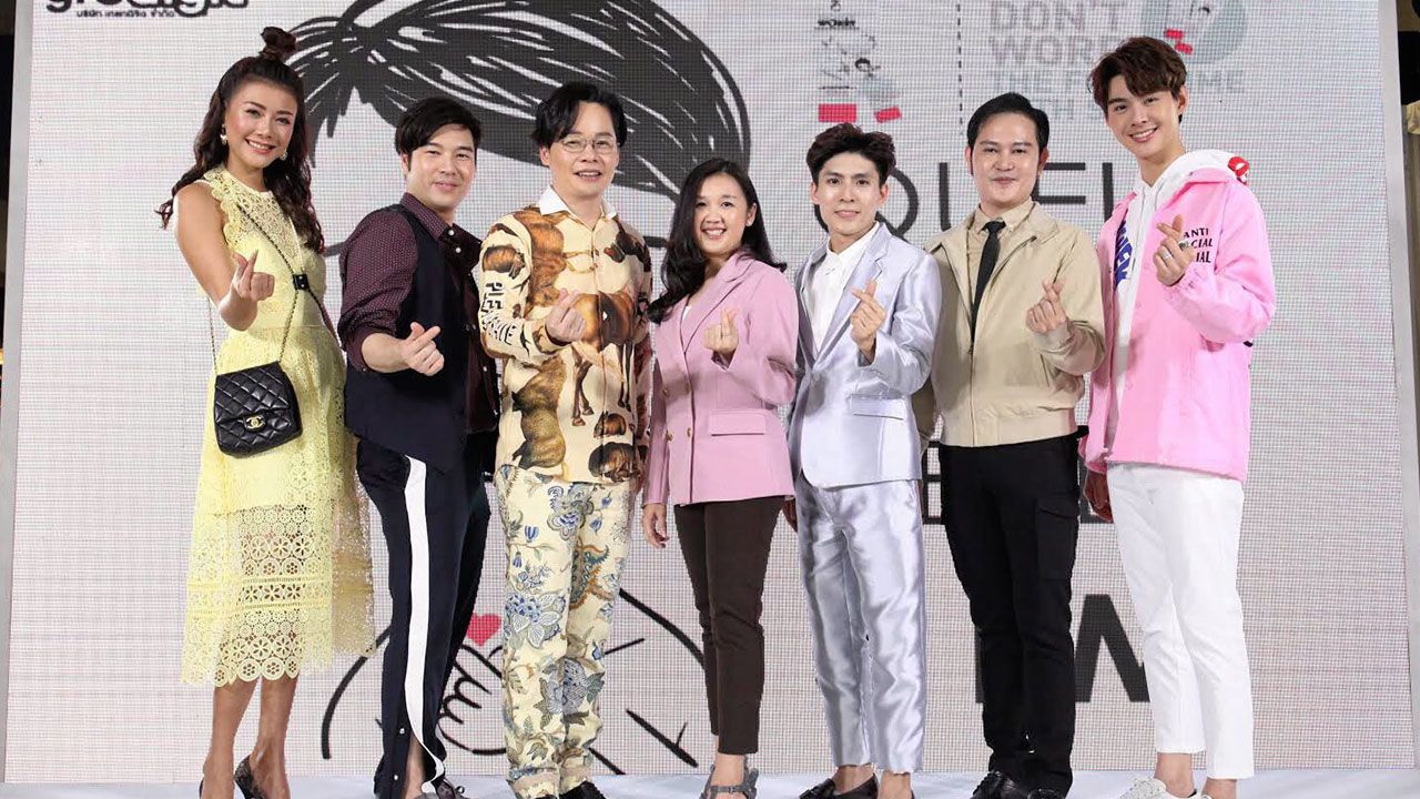 มือนุ่มหอม ภูเบศ เถาว์ตัน, ธิดารัตน์ แลเพ็ชร และ อิศราชัย เจริญกิจวิวัฒน์ เปิด บ.เกรทดิจิต จำกัด เปิดผลิตภัณฑ์   “Don’t Worry”  นวัตกรรมบำรุงผิวมือ ในงาน “Don’t Worry The First time with Saint”  เปิดตัวพรีเซนเตอร์  เซ้นต์–ศุภพงษ์ อุดมแก้ว-กาญจนา มี สุริยน  ศรีอรทัยกุล, ปิยกุล  นิรมร, ชลลดา  เมฆราตรี ร่วมงาน ที่ยูเนี่ยน มอลล์.