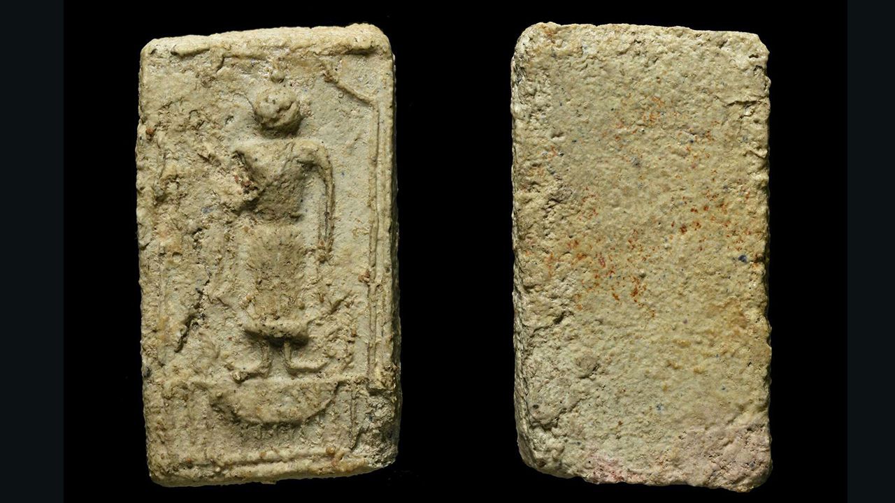 พระสมเด็จบางขุนพรหม พิมพ์ปางประทานพร กรุเจดีย์เล็กวัดใหม่อมตรส ของ วิรัช จิตสมานกุล.