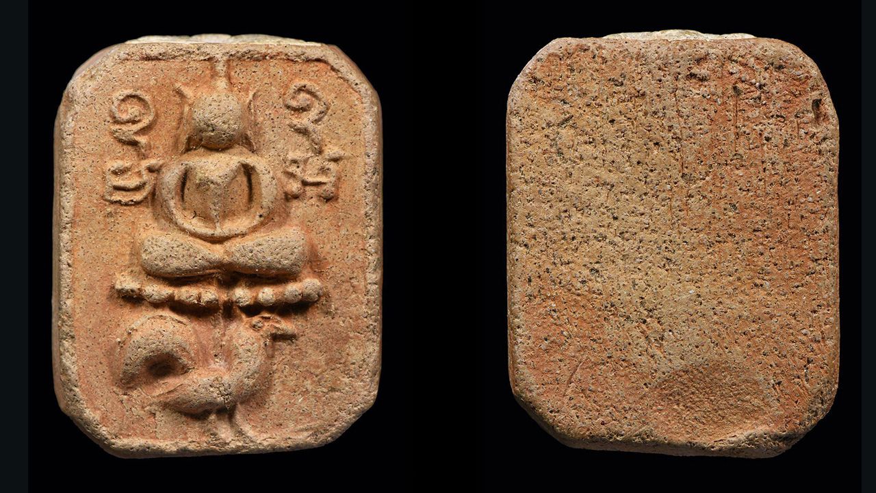 พระพิมพ์ไก่หางพวง หลวงพ่อปาน วัดบางนมโค ของ วิรัญดา วีรารักษ์.