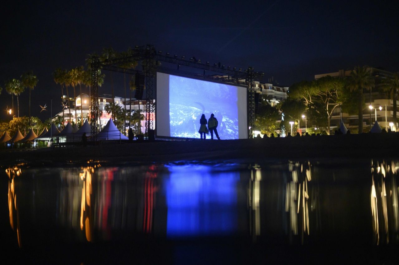 ดูหนังริมทะเลเคียงข้างคนรู้ใจ ช่างแสนสุขยิ่งนัก กับหนังเรื่อง La Cite de la Peur (Fear City) ฟินแค่ไหนคงบอกยาก ต้องไปถึงที่เองจะรู้เอง! 