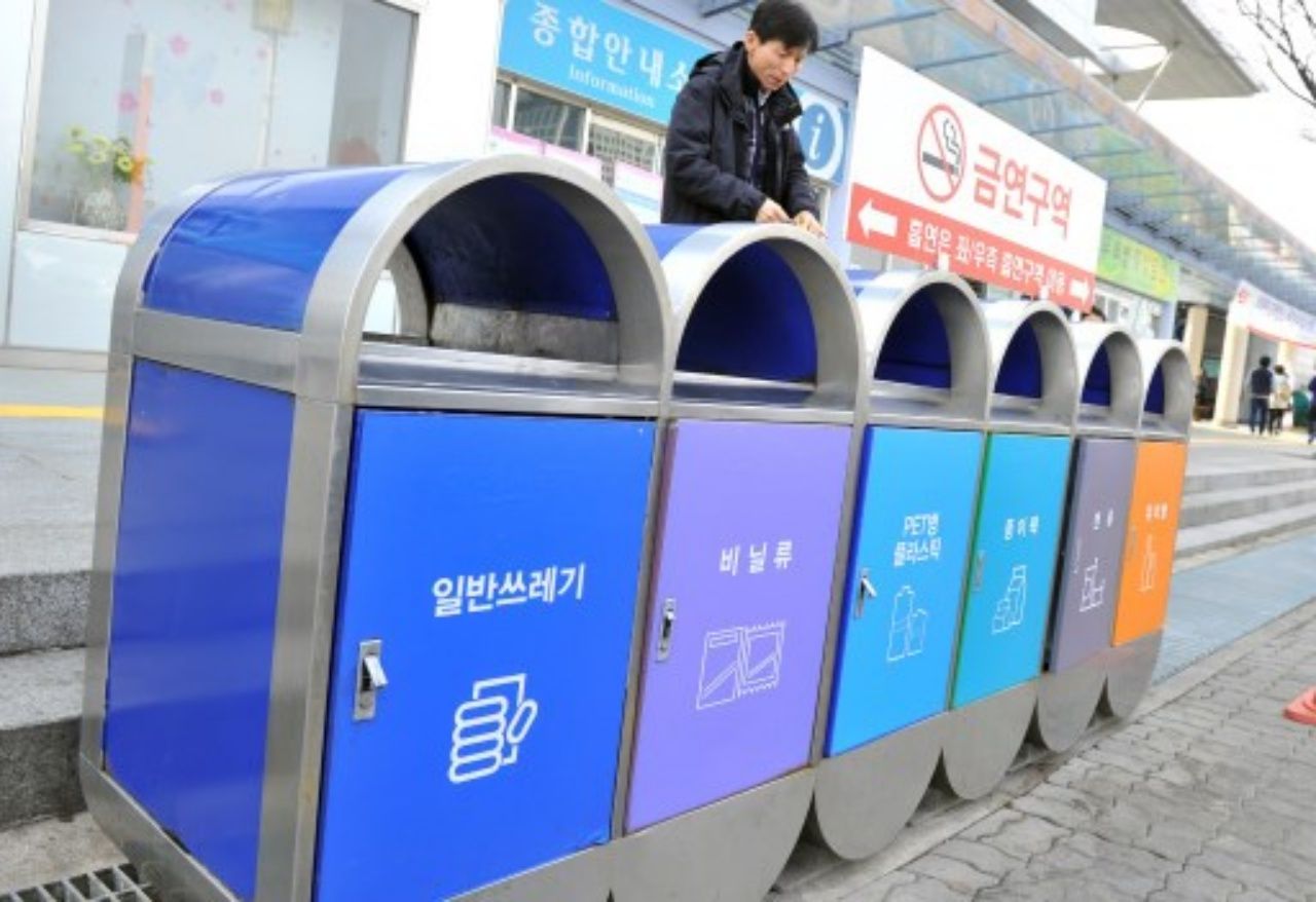 ถังขยะสำหรับขยะประเภทต่างๆ ในเกาหลีใต้