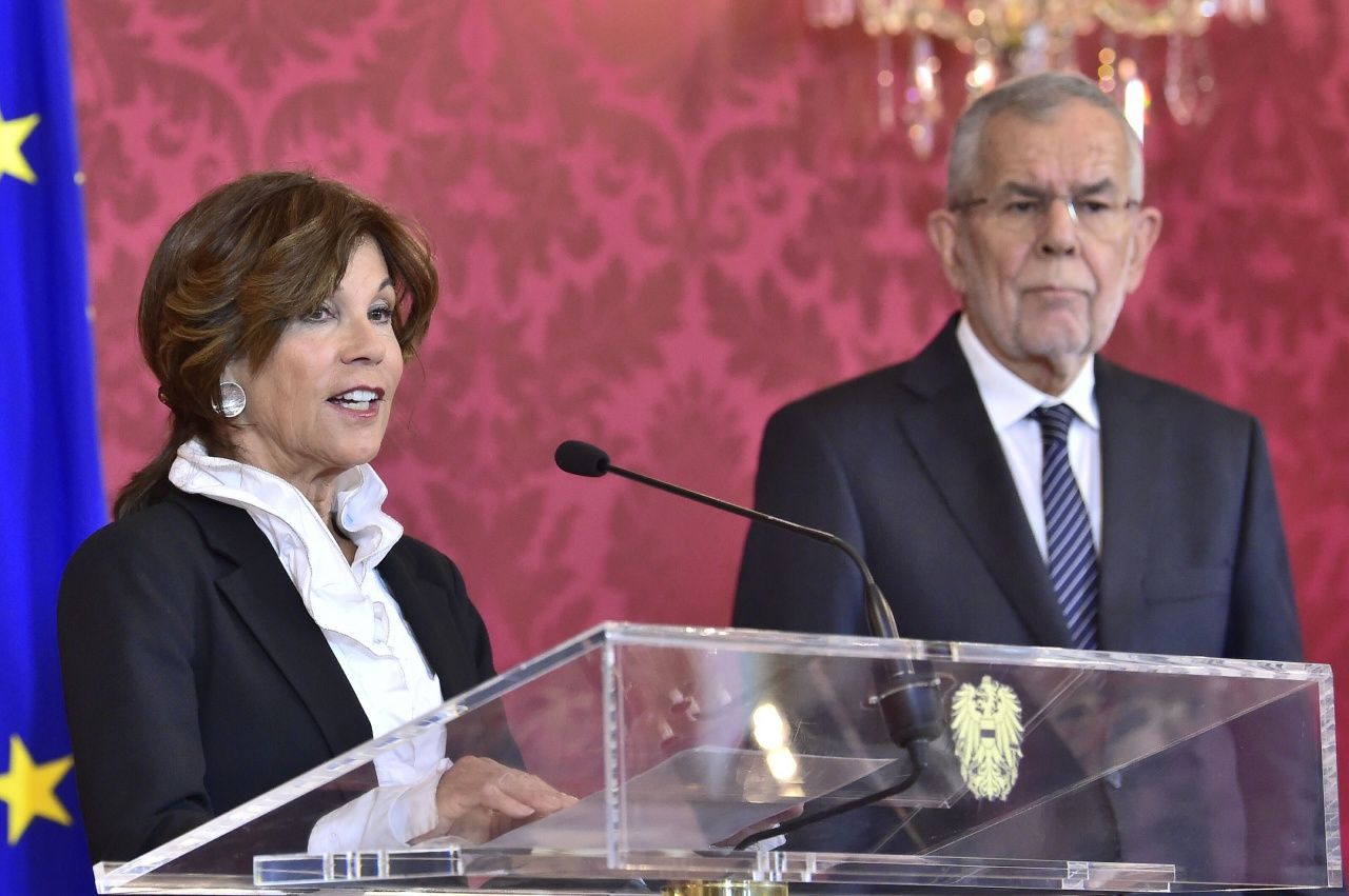 นาง บริกิตเทอ เบียร์เลน และ ประธานาธิบดี อเล็กซานเดอร์ ฟาน เดอร์ เบลเลน