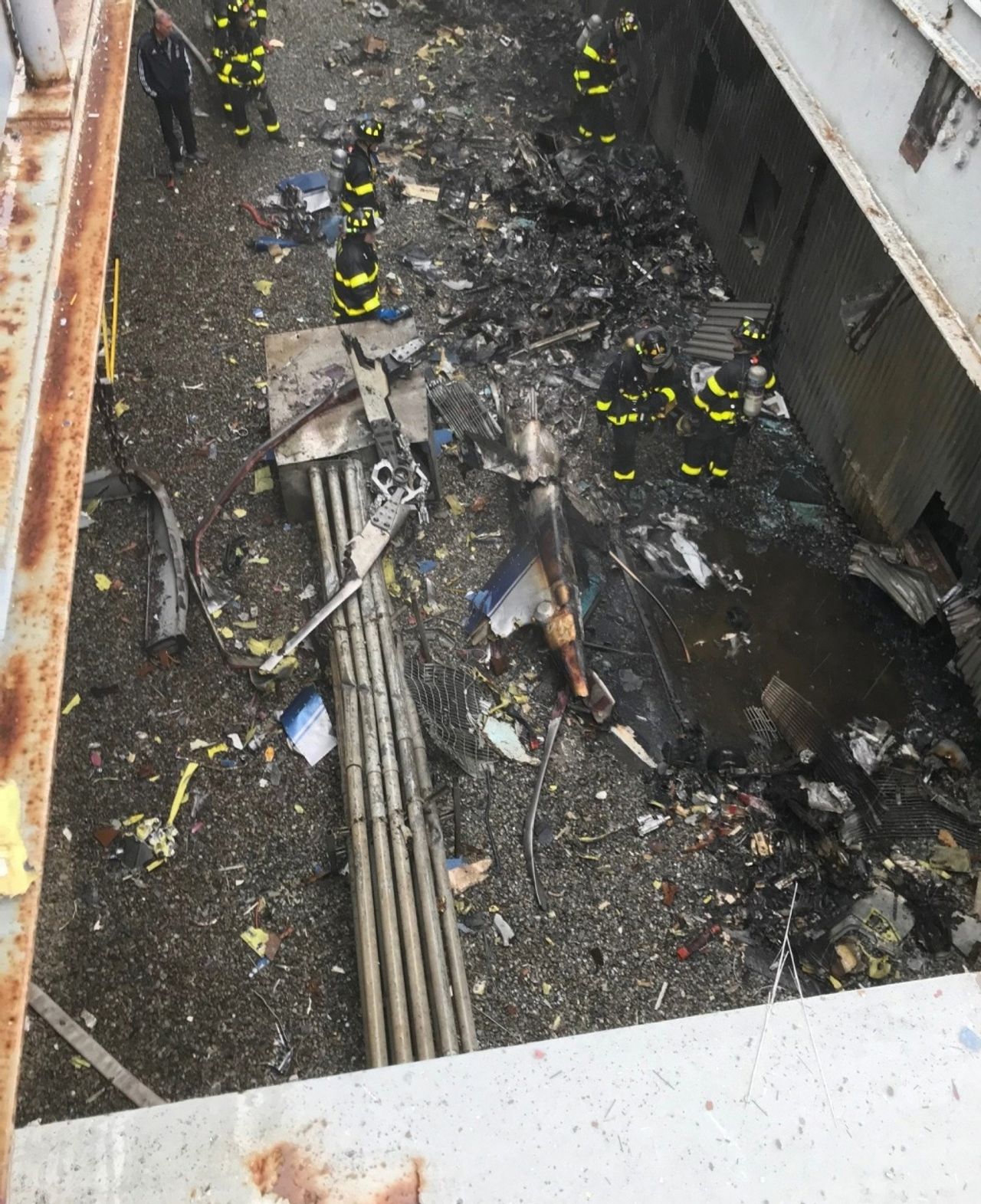 สภาพเฮลิคอปเตอร์ หลังตกกระแทกดาดฟ้าตึกสูงในแมนฮัตตัน ระเบิดไฟลุกไหม้ นักบินดับ 1 ราย