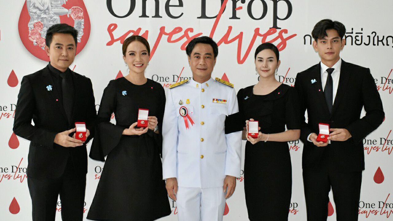 สุดปลื้ม เอี๊ยง-สิทธา สภานุชาติ, เพลง-กันย์ลภัส คงแจ่ม, หลี่แช-วิยดา พีรรัฐกุล, อู๋-สถาพร ริยะป่า ศิลปินผู้ประกาศค่าย อาร์เอส เข้ารับพระราชทานเข็ม “วันอานันทมหิดล” จาก สมเด็จ พระกนิษฐาธิราชเจ้า กรมสมเด็จพระเทพรัตนราชสุดาฯ สยามบรม ราชกุมารี ในโอกาสที่บำเพ็ญตนผู้ทำคุณประโยชน์เป็นต้นแบบ มีน้ำใจ ...สร้างกุศล ที่อาคาร อปร. จุฬาฯ.