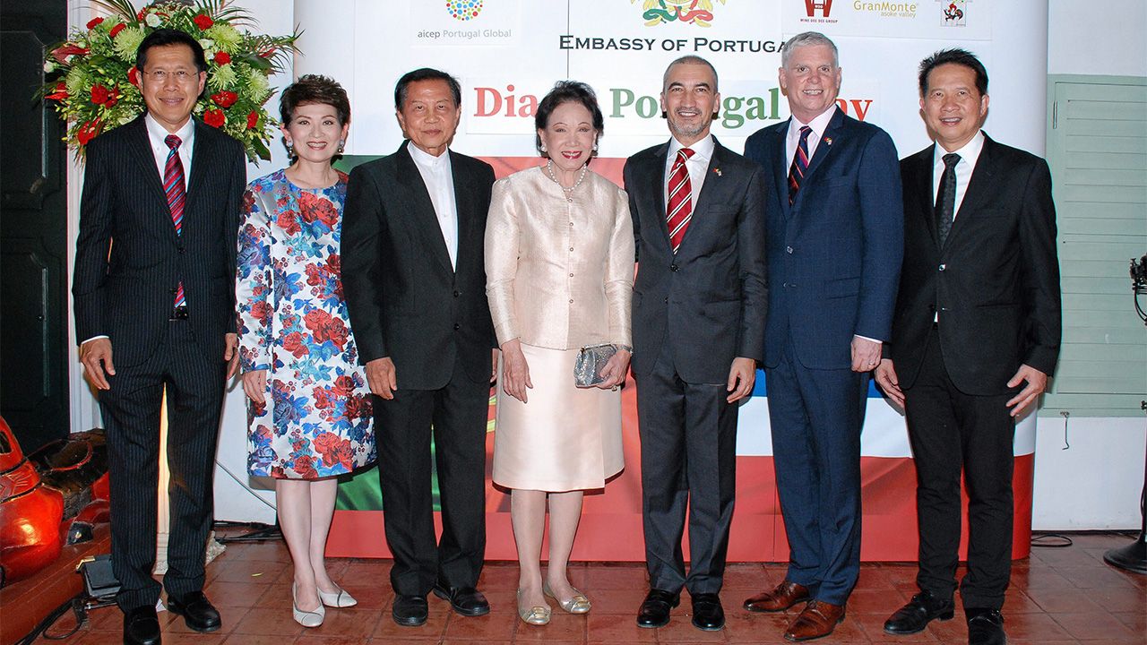 งานวันชาติ ฟรานซิสกู วาช ปาตตู ทูตโปรตุเกส จัดงานฉลอง “วันชาติโปรตุเกส” โดยมี คุณหญิงกิ่งแก้ว เอื้อทวีกุล, ภราดา ดร.บัญชา แสงหิรัญ, ดร.เควิน คอเลอารี, สุพันธุ์ มงคลสุธี และ พงศ์เทพ–พนิดา เทพกาญจนา มาร่วมงานด้วย ที่ทำเนียบทูตโปรตุเกส เจริญกรุง 30 วันก่อน.