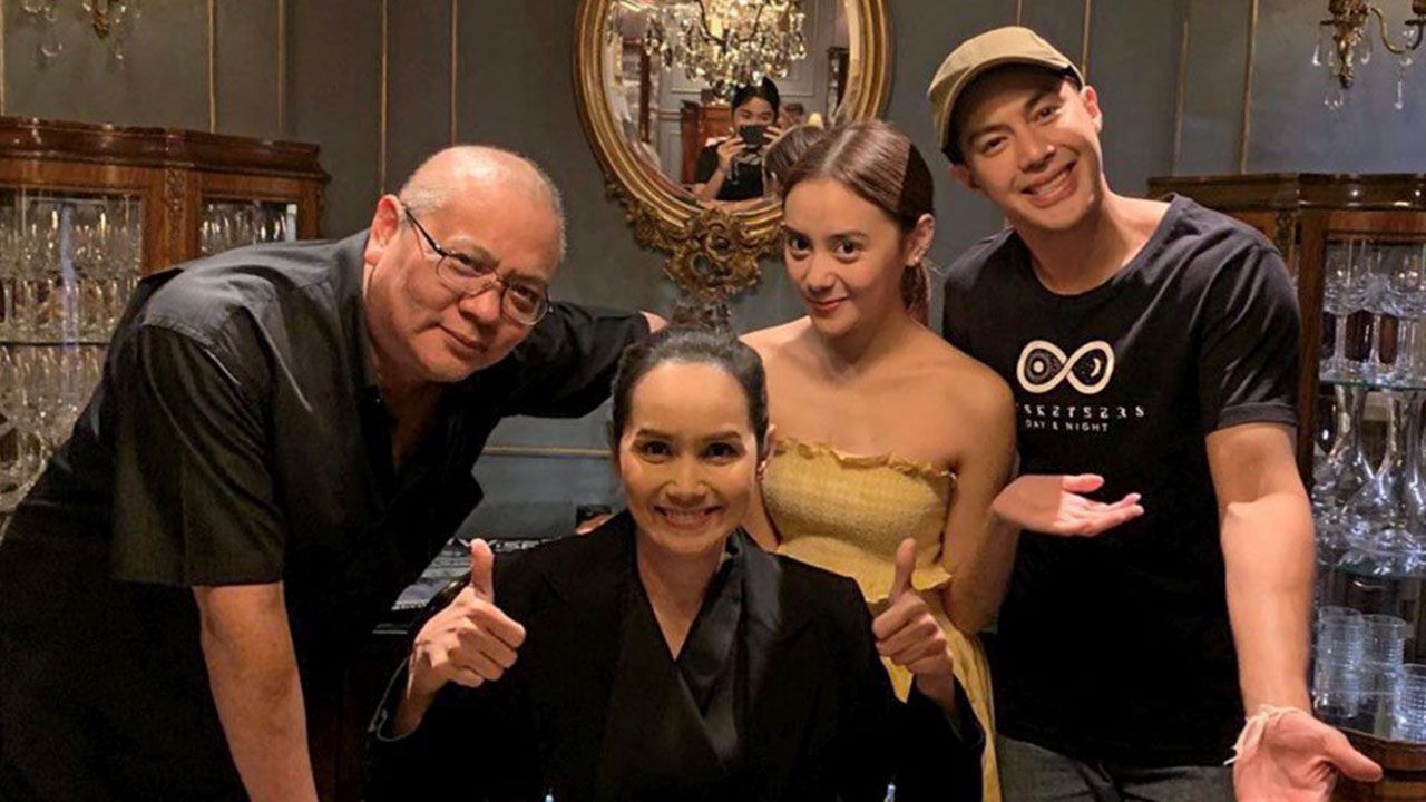 รักนี้ไม่มีปัญหา ท็อป-จรณ ลงภาพร่วมอวยพรวันเกิด ขวัญฤดี กลมกล่อม แม่ของแฟนสาว หยดน้ำ-นัดดาภรณ์ พ่อปู-อนุวัฒน์ ก็อยู่ด้วยครบ ไฟเขียว