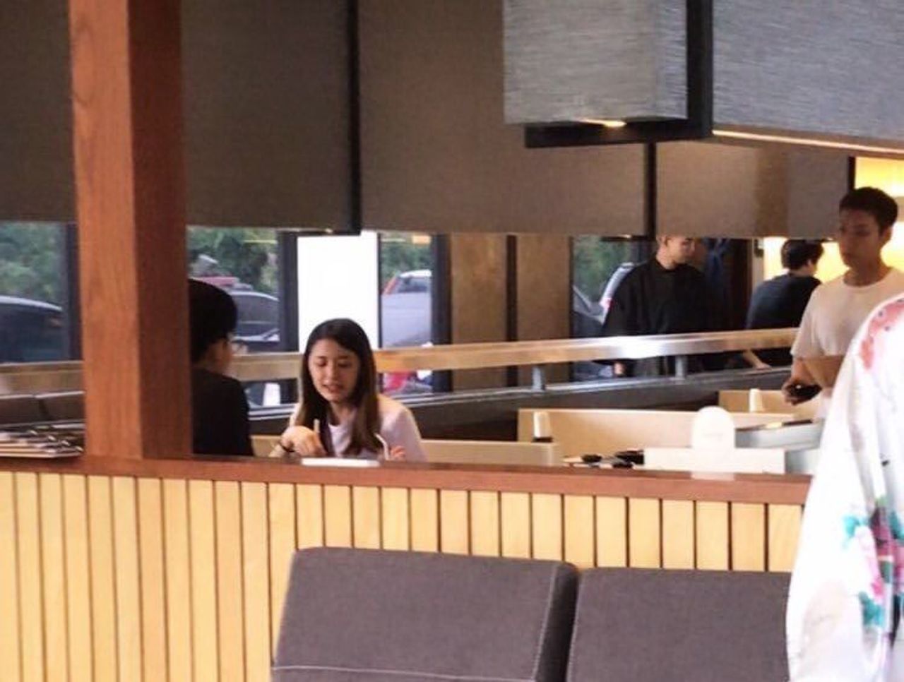 ภาพปาปารัสซีเต้ยควงสาวทานข้าว ขอบคุณภาพจากอินเทอร์เน็ต