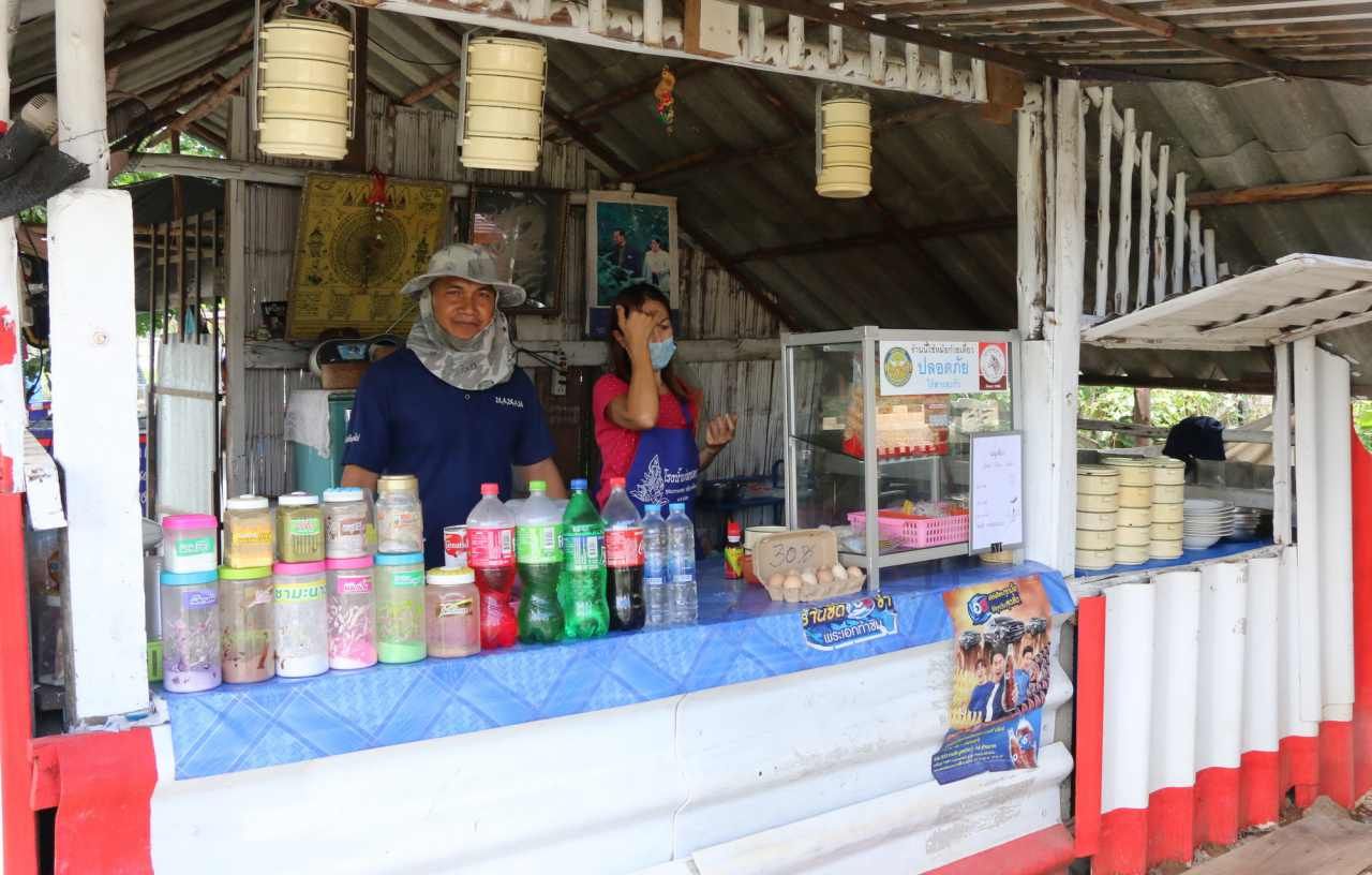 สองคนช่วยกัน ขายก๋วยเตี๋ยว ขายน้ำหวาน