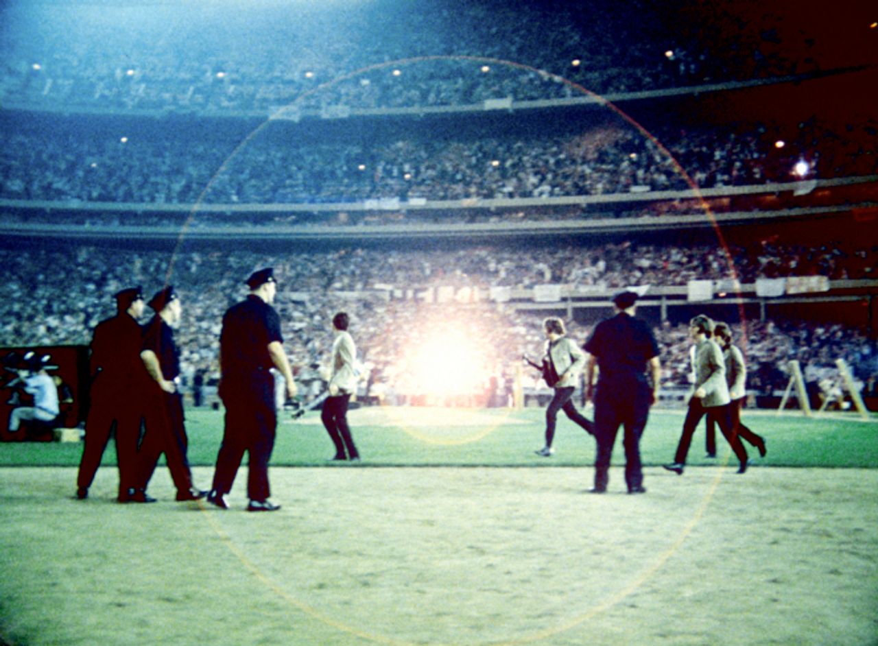 คอนเสิร์ตทัวร์อเมริกา ปี 1966 ที่จัดใน Shea Stadium นครนิวยอร์ก ก็มีผู้ชมมากถึง 45,000 คน ©www.thebeatles.com