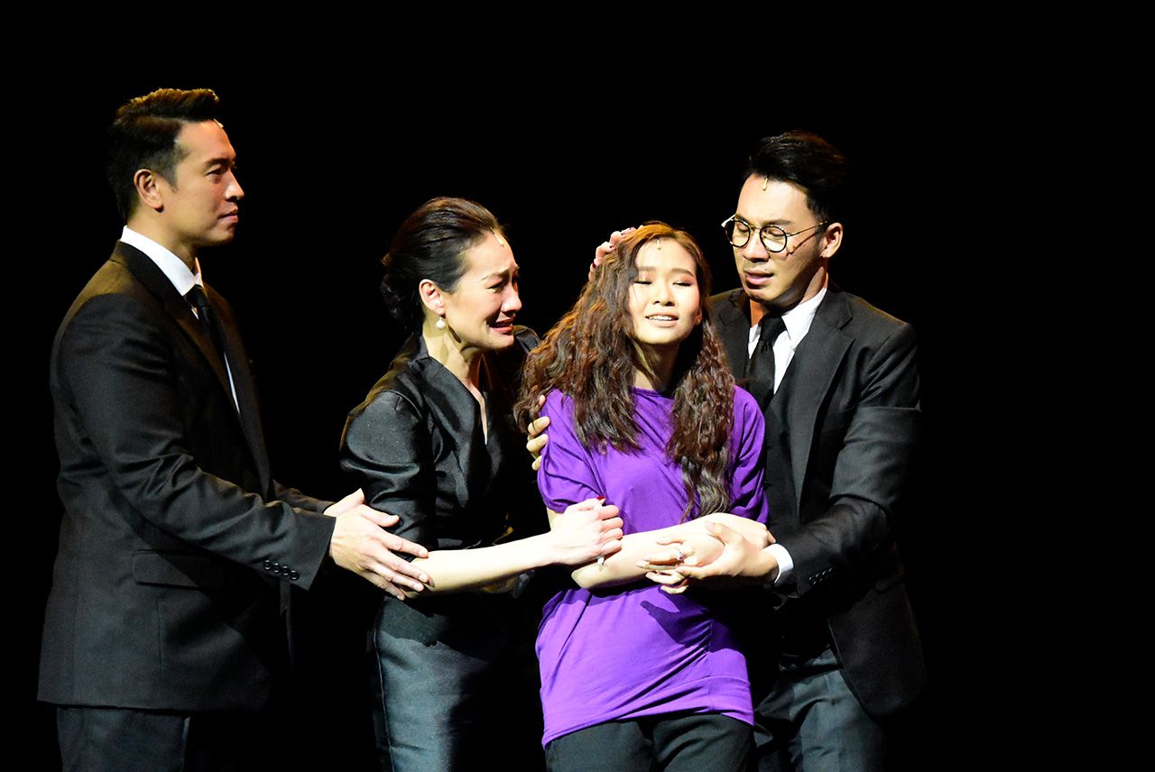 (กลาง-เสื้อม่วง) 