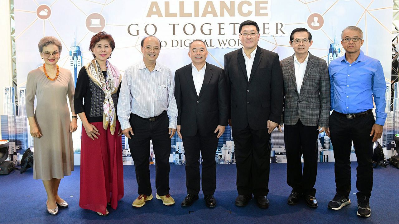 ไปด้วยกัน ประกรณ์ เมฆจำเริญ เปิดงาน TOA ALLIANCE GO TOGETHER TO DIGITAL WORLD เพื่อพัฒนาคู่ค้าให้เติบโตอย่างยั่งยืน โดยมี ทองอยู่ อานนทวิลาศ, ปวีณา แววรวีวงศ์, วิชาญ วงศ์กิตติกำจร และ องอาจ ตั้งมิตรประชา มาร่วมงานด้วย ที่สโมสรราชพฤกษ์ ถ.วิภาวดี วันก่อน.