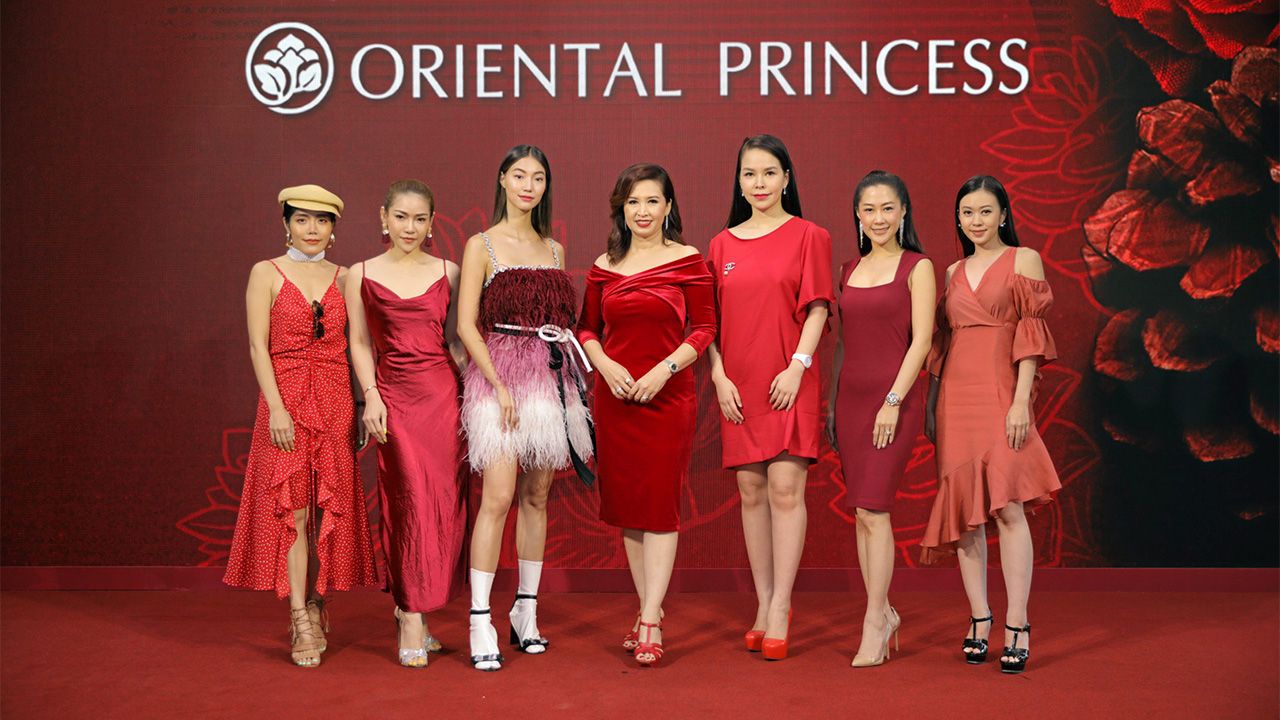 ผิวสวย อภัยพร ศรีสุข เปิดตัว Oriental Princess RED Natural Whitening & Firming Phenomenon ผลิตภัณฑ์บำรุงผิวพรีเมียมสูตรใหม่ โดยมี วริศรา ยู, อัชฌา เจริญรัศมีเกียรติ, ณิชชา บุณยากร, รัสรินทร์ ชุมสาย ณ อยุธยา มาร่วมงานด้วย ที่เดอะ กลาสเฮ้าส์ บ้านปาร์คนายเลิศ วันก่อน.