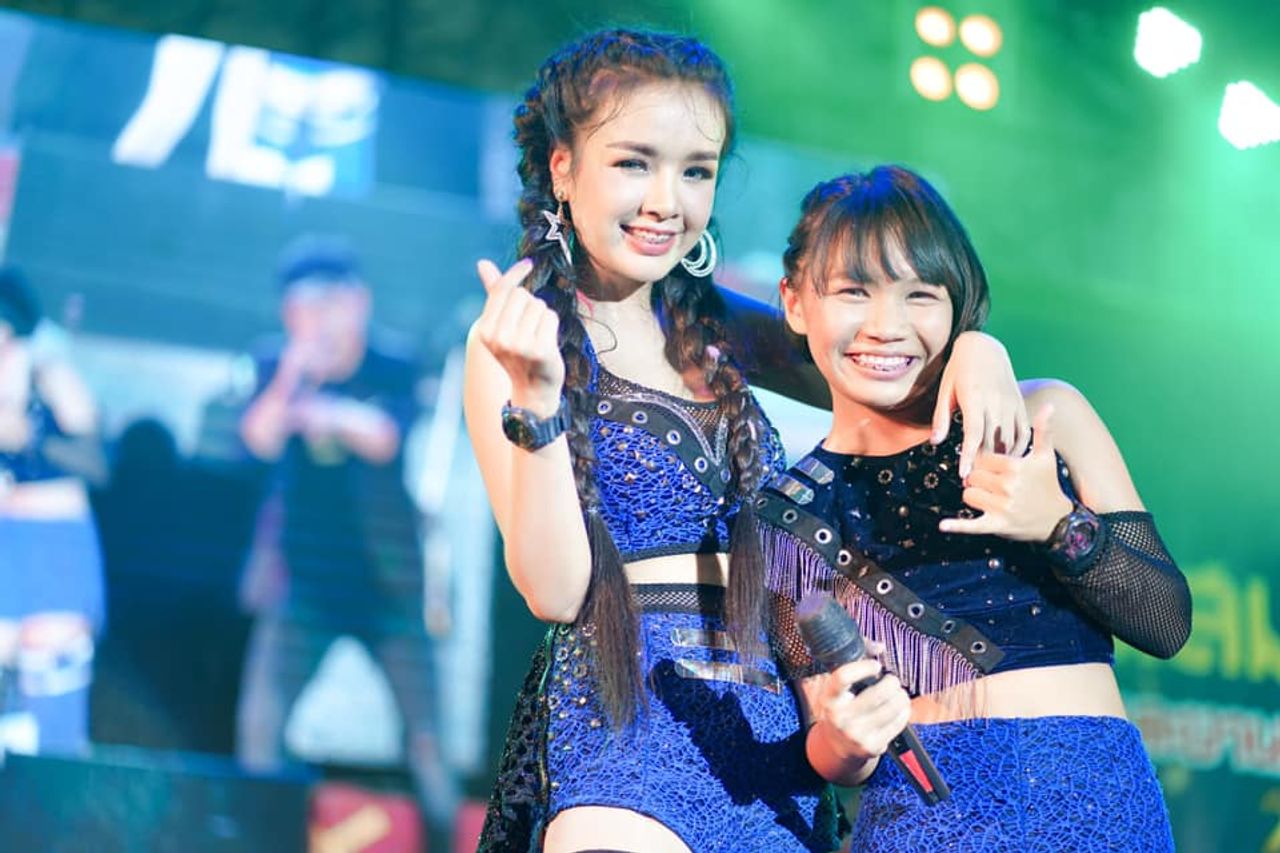 เจนนี่-ลิลลี่ ได้หมดถ้าสดชื่น ขอบคุณภาพจากเฟซบุ๊ก รัชนก สุวรรณเกตุ