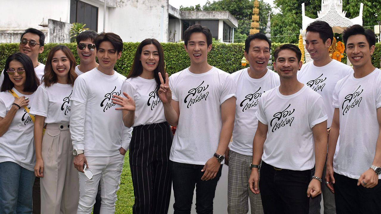 ฤกษ์ดี เจ็ท–ณัฐพงศ์ เหมือนประสิทธิเวช ผู้จัดฯค่ายเมคเกอร์กรุ๊ป นำทีมนักแสดง-ทีมงาน จัดพิธีบวงสรวงละคร “สองเสน่หา” โดยมี เจมส์ มาร์, คิมเบอร์ลี่ แอนโวลเทมัส, กอล์ฟ–พิชญะ นิธิไพศาลกุล ฯลฯ มาร่วมงานเพื่อความเป็นสิริมงคล ที่บริษัทเมคเกอร์กรุ๊ป ย่านเสนา วันก่อน.