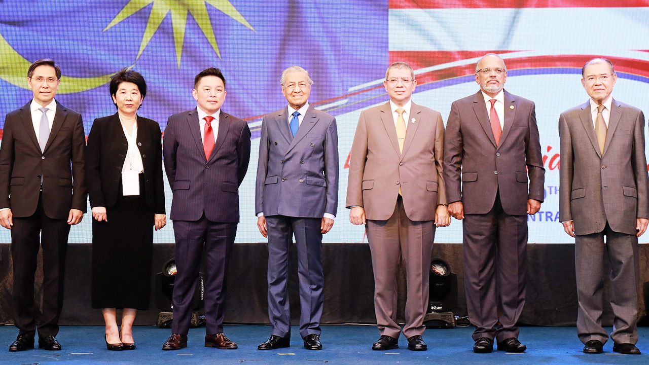 ของมาเลย์ ดร.มหาธีร์ บิน โมฮัมหมัด นายกรัฐมนตรีประเทศมาเลเซีย เปิด “MALAYSIAFEST 2019” สุดยอดงานแสดงสินค้าคุณภาพเยี่ยมจากผู้ประกอบการมาเลเซีย โดยมี ดาโต๊ะ ดาเรล เลกิง, ดร.ศุภชัย พานิชภักดิ์ และ ปรีชา เอกคุณากูล มาร่วมงานด้วย ที่เซ็นทรัลเวิลด์ วันก่อน.