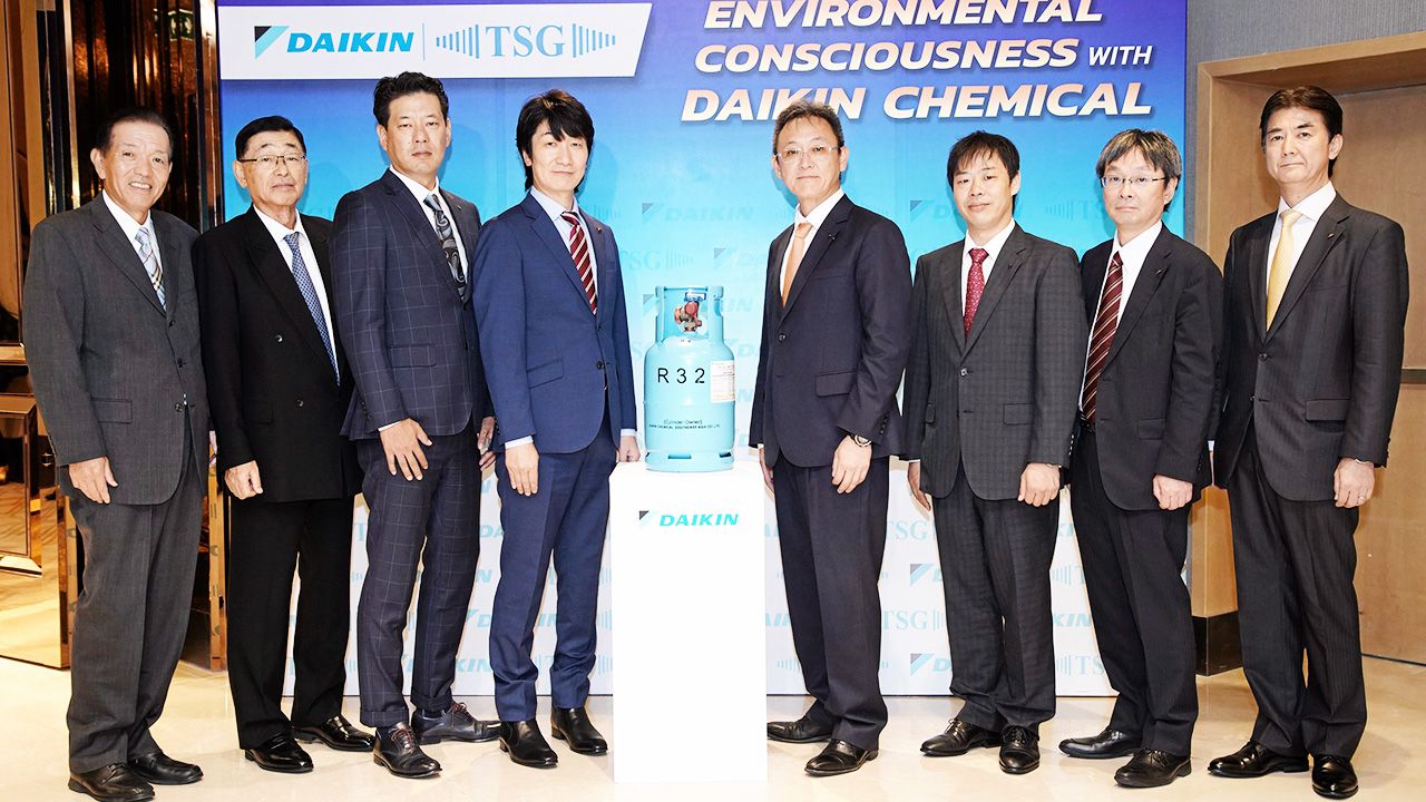 ปลอดภัย โยชิยูกิ ฮิรากะ และ ทาเคชิ โคนิชิ แถลงข่าวการจัดตั้งสถานีบรรจุพร้อมผลิตสารทำความเย็นในตัวถังรีฟีลเป็นมิตรกับสิ่งแวดล้อมระหว่าง บ.ไดกิ้น เคมีคอล เซาท์อีสท์ เอเชียและบ.ไทยสเปเชียล แก๊ส โดยมี อาคิฮิสะ โยโคยามา มาร่วมงานด้วย ที่โรงแรมไฮแอท รีเจนซี วันก่อน.