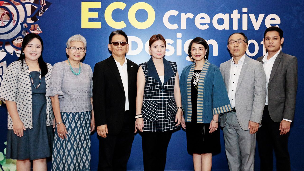 โลกสวยได้ พิณรัตน์ กิตติเวชกุล และ ประอรนุช ประนุช เปิด Eco Creative Design 2019 งานสุดยอดดีไซน์รักษ์โลก พร้อมจัดแสดงรถยนต์พลังงานไฟฟ้าแห่งอนาคต FOMM one โดยมี รศ.ดร.จันทิมา เขียวแก้ว และ ธนานันต์ กาญจนคูหา มาร่วมงานด้วย ที่เซ็นทรัลเฟสติวัล อีสต์วิลล์ วันก่อน.