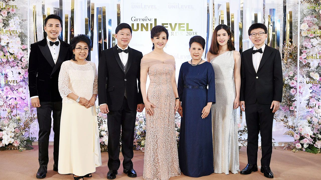สุดยอด พญ.นลินี ไพบูลย์ และ น.ท.นพ.จักรพงศ์ ไพบูลย์ จัดงาน “GIFFARINE UNILEVEL AWARDS 2018” พร้อมมอบโล่เกียรติยศให้สุดยอดนักธุรกิจแห่งปี โดยมี พญ.ใจทิพย์ ไพบูลย์, ดร.นารี สุทธปรีดา และ พงศ์พสุ อุณาพรหม มาร่วมงานด้วย ที่โรงแรมอินเตอร์คอนติเนนตัล วันก่อน.