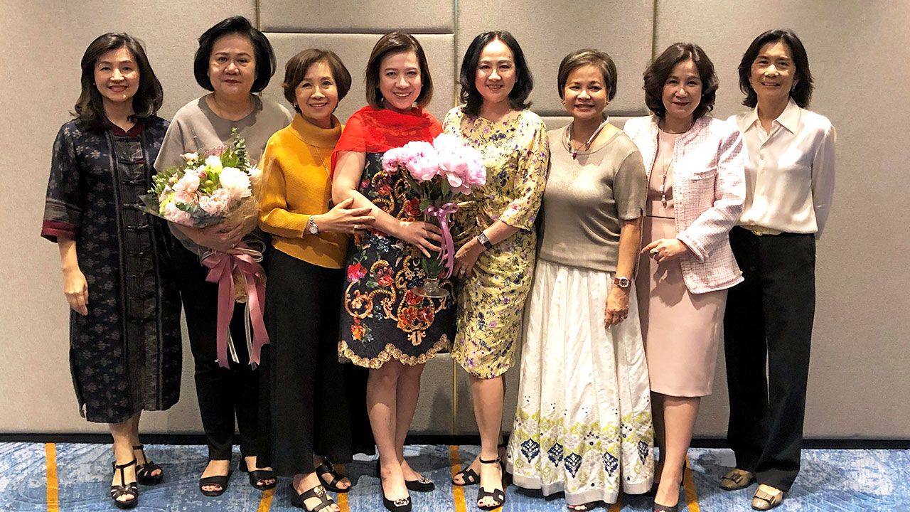 ดีใจด้วย ดร.สมฤดี ศรีจรรยา, สาวิตรี รมยะรูป และ ศลิษา พิบูลย์สวัสดิ์ จัดงานเลี้ยงแสดงความยินดีแก่ พรทิวา นาคาศัย นายกสมาคมอัญมณีแห่งประเทศไทย โดยมี ภัทรภร วรรณภิญโญ, ลีนา วนวิทย์ และ ณัฐรินทร์ ตาลทอง มาร่วมงานด้วย ที่โรงแรมชาเทรียม ริเวอร์ไซด์ วันก่อน.