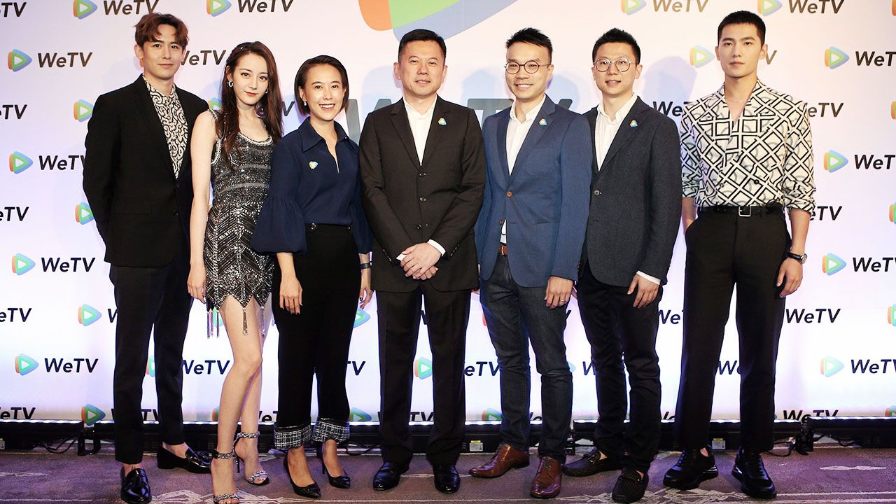 ดูเพลิน เจฟฟ์ ฮาน และ กฤตธี มโนลีหกุล เปิดตัว WeTV แพลตฟอร์มให้บริการวิดีโอสตรีมมิ่งผ่านเว็บไซต์และแอปพลิเคชัน เพื่อเป็นแหล่งความบันเทิงจากผู้ผลิตชั้นนำ โดยมี กนกพร ปรัชญเศรษฐ และ นิชคุณ หรเวชกุล มาร่วมงานด้วย ที่โรงแรมวอลดอร์ฟ แอสโทเรีย วันก่อน.