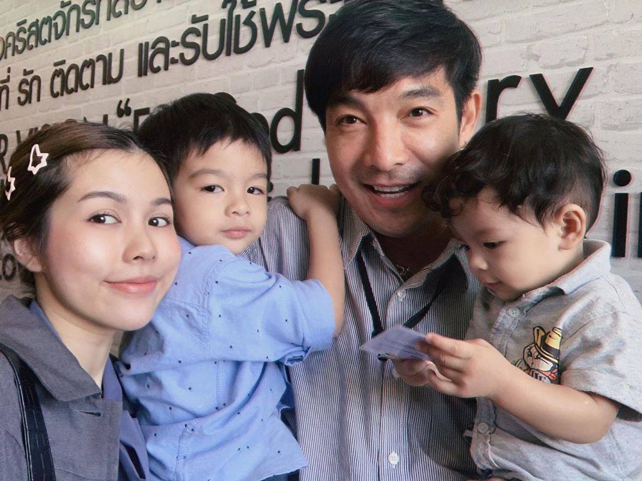 โอ๊ต-จีน่า และลูกชาย น้องโอลาฟ-น้องโอเลิฟ ขอบคุณภาพจากไอจี @oat_voravudh